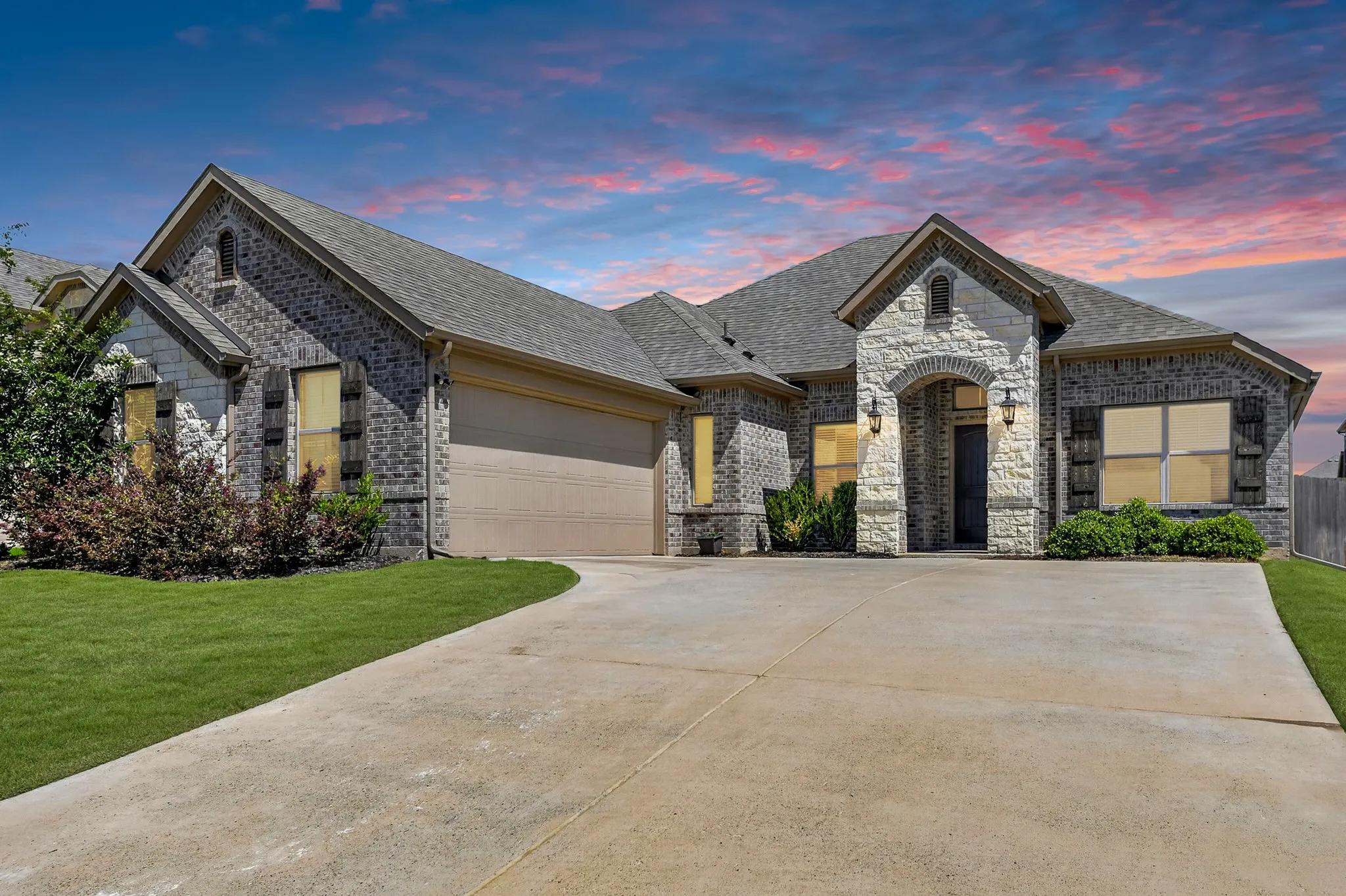 Single Family Residence For Sale in Ellis County , 136 Gleeson Drive, Red Oak, Texas 75154, 4 Bedroom, 2 Bathroom, 2 Garage spaces, 2,164 Sqft, built in 2023, mls#21254634, Real Estate Agent in Red Oak, Homes For Sale in Ellis county, Homes For Sale in Red Oak, Realtor in Red Oak Texas, Real Estate Brokerage Independent Realty Texas, Luminita Cordes Realtor