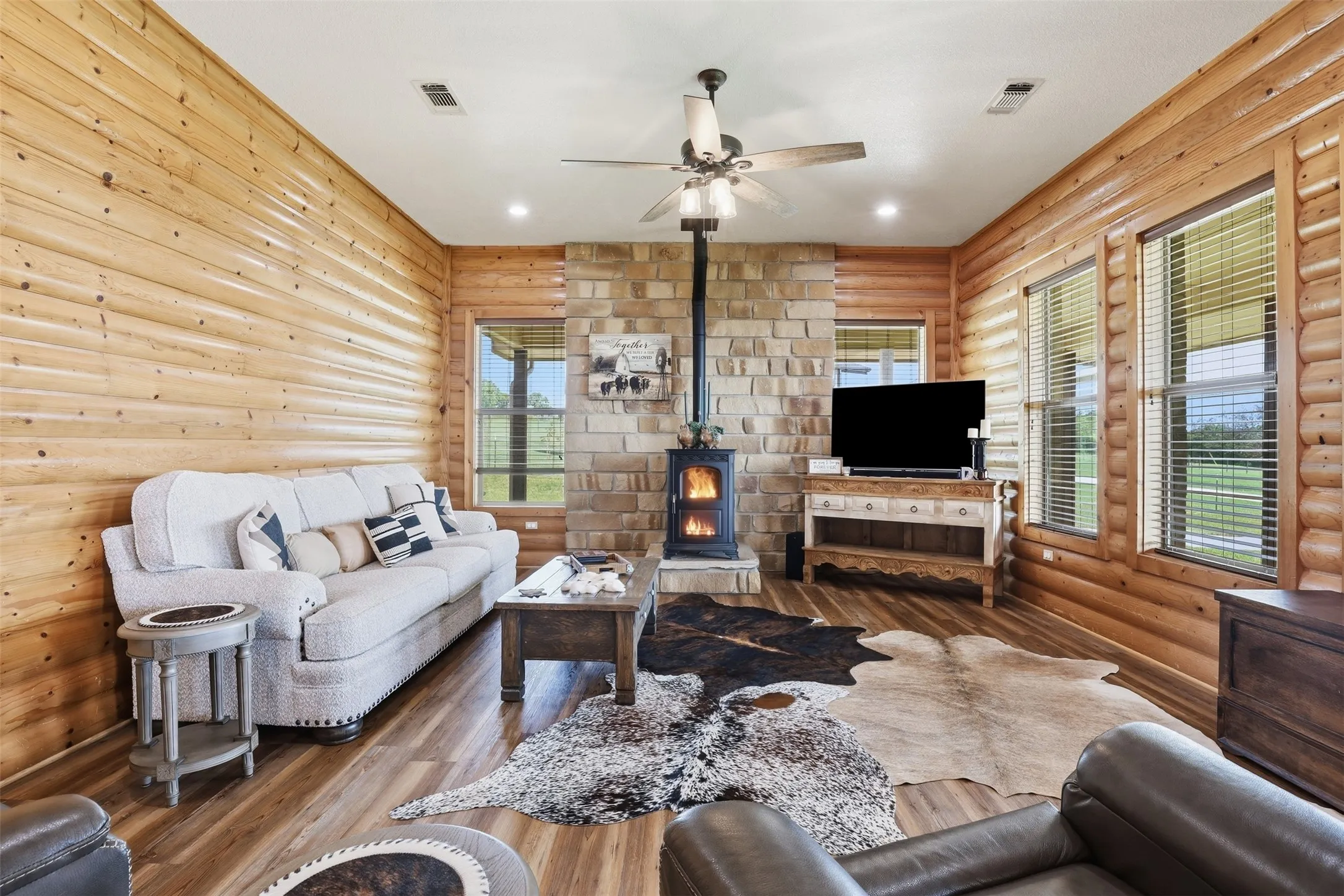 Single Family Residence For Sale in Parker County , 3517 Ethan Court, Weatherford, Texas 76088, 3 Bedroom, 2 Bathroom, 2 Garage spaces, 2,242 Sqft, built in 2006, mls#21262672, Real Estate Agent in Weatherford, Homes For Sale in Parker county, Homes For Sale in Weatherford, Realtor in Weatherford Texas, Real Estate Brokerage Independent Realty Texas, Luminita Cordes Realtor