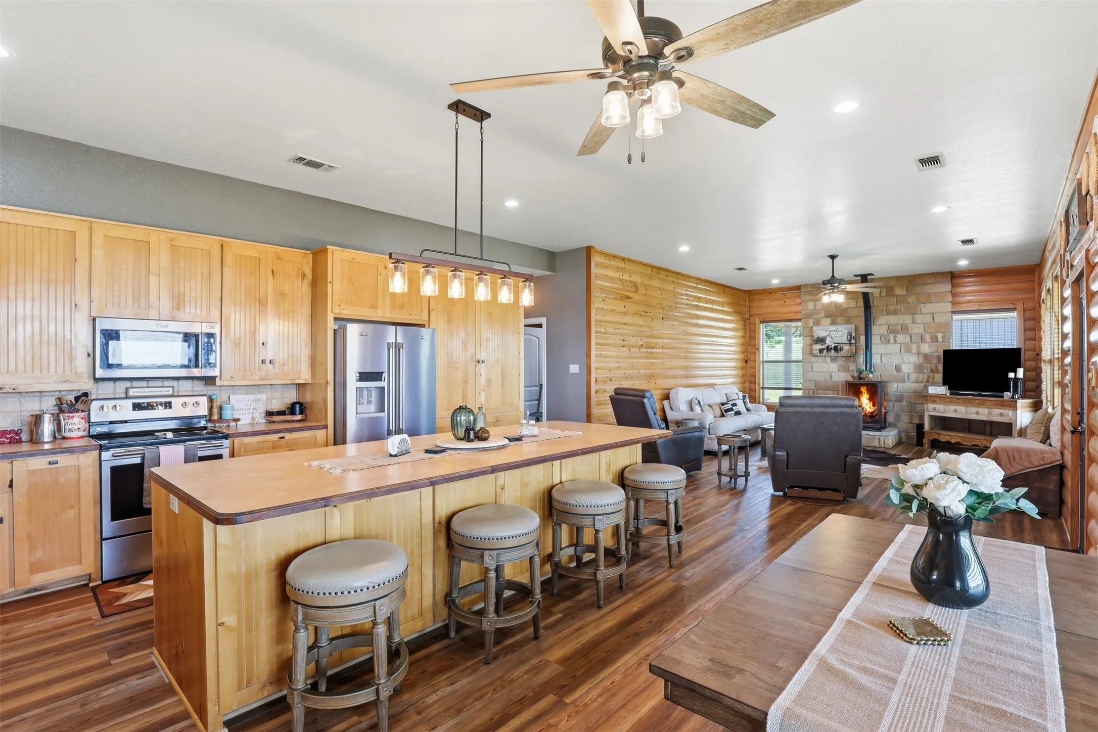 Single Family Residence For Sale in Parker County , 3517 Ethan Court, Weatherford, Texas 76088, 3 Bedroom, 2 Bathroom, 2 Garage spaces, 2,242 Sqft, built in 2006, mls#21262672, Real Estate Agent in Weatherford, Homes For Sale in Parker county, Homes For Sale in Weatherford, Realtor in Weatherford Texas, Real Estate Brokerage Independent Realty Texas, Luminita Cordes Realtor