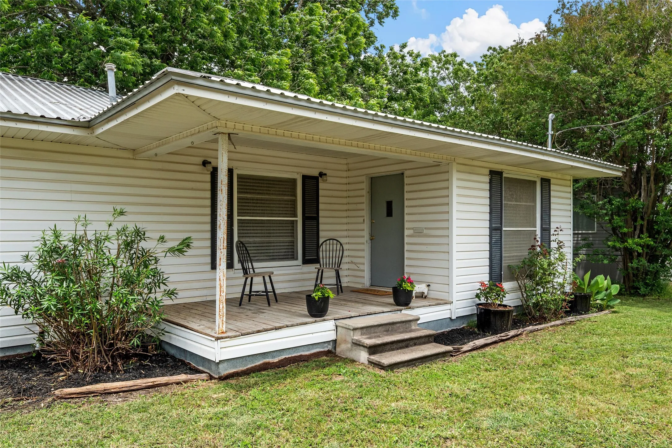 Single Family Residence For Sale in Mc Lennan County , 809 E Limestone Avenue, Mart, Texas 76664, 2 Bedroom, 1 Bathroom, Garage spaces, 1,704 Sqft, built in 1965, mls#21261313, Real Estate Agent in Mart, Homes For Sale in Mc Lennan county, Homes For Sale in Mart, Realtor in Mart Texas, Real Estate Brokerage Independent Realty Texas, Luminita Cordes Realtor