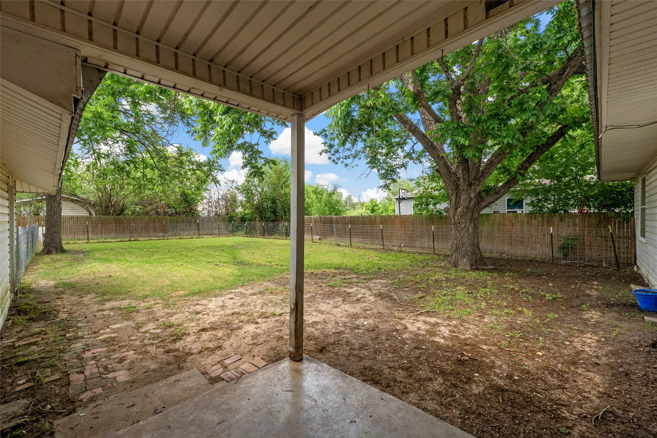 Single Family Residence For Sale in Mc Lennan County , 809 E Limestone Avenue, Mart, Texas 76664, 2 Bedroom, 1 Bathroom, Garage spaces, 1,704 Sqft, built in 1965, mls#21261313, Real Estate Agent in Mart, Homes For Sale in Mc Lennan county, Homes For Sale in Mart, Realtor in Mart Texas, Real Estate Brokerage Independent Realty Texas, Luminita Cordes Realtor