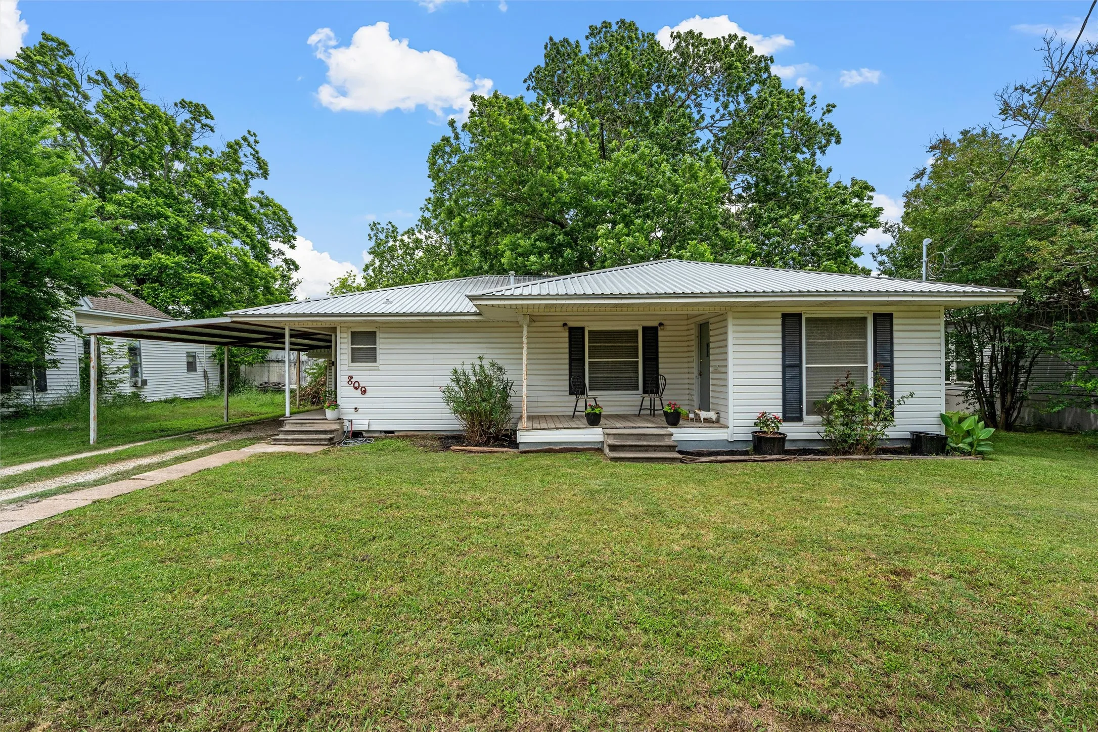 Single Family Residence For Sale in Mc Lennan County , 809 E Limestone Avenue, Mart, Texas 76664, 2 Bedroom, 1 Bathroom, Garage spaces, 1,704 Sqft, built in 1965, mls#21261313, Real Estate Agent in Mart, Homes For Sale in Mc Lennan county, Homes For Sale in Mart, Realtor in Mart Texas, Real Estate Brokerage Independent Realty Texas, Luminita Cordes Realtor