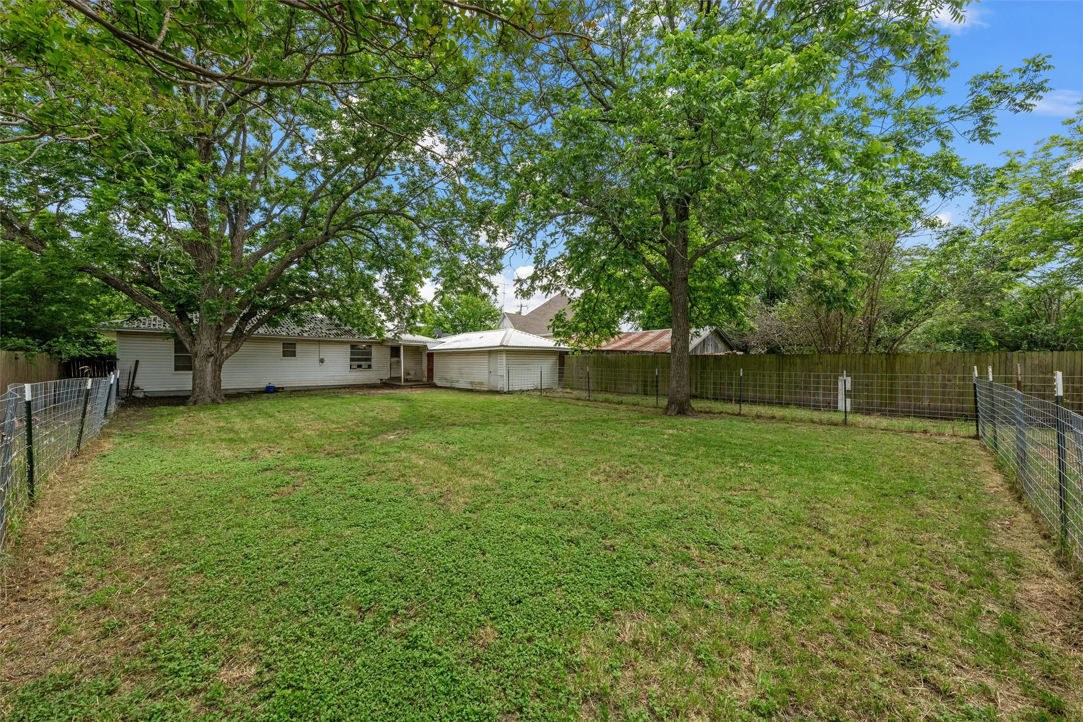 Single Family Residence For Sale in Mc Lennan County , 809 E Limestone Avenue, Mart, Texas 76664, 2 Bedroom, 1 Bathroom, Garage spaces, 1,704 Sqft, built in 1965, mls#21261313, Real Estate Agent in Mart, Homes For Sale in Mc Lennan county, Homes For Sale in Mart, Realtor in Mart Texas, Real Estate Brokerage Independent Realty Texas, Luminita Cordes Realtor