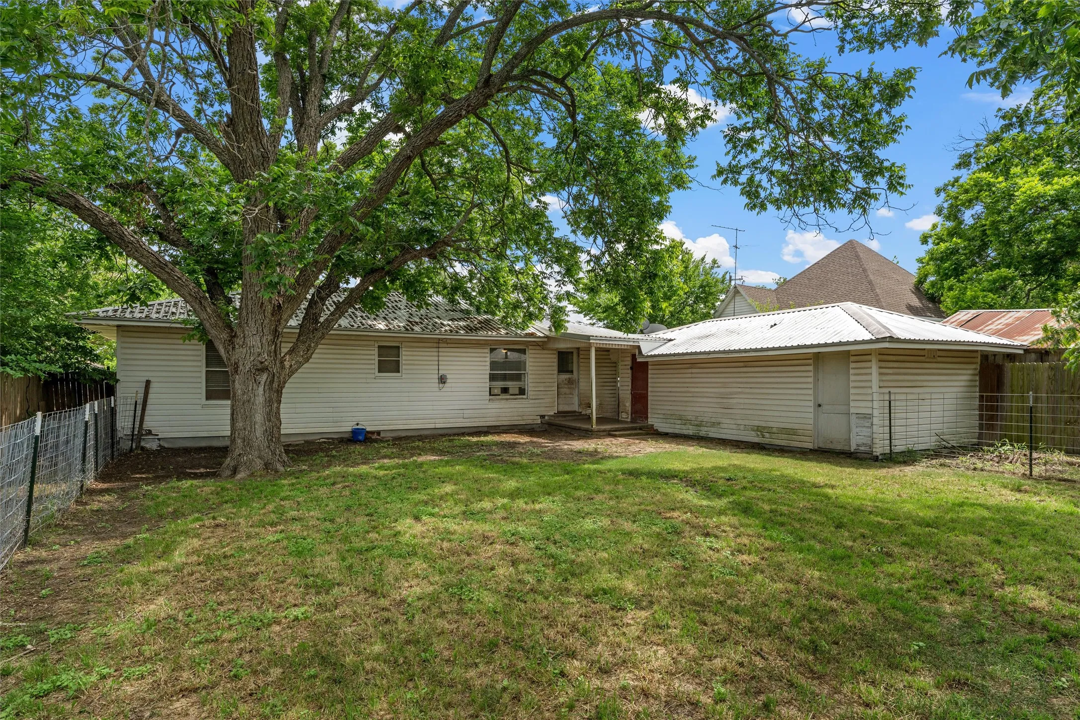 Single Family Residence For Sale in Mc Lennan County , 809 E Limestone Avenue, Mart, Texas 76664, 2 Bedroom, 1 Bathroom, Garage spaces, 1,704 Sqft, built in 1965, mls#21261313, Real Estate Agent in Mart, Homes For Sale in Mc Lennan county, Homes For Sale in Mart, Realtor in Mart Texas, Real Estate Brokerage Independent Realty Texas, Luminita Cordes Realtor