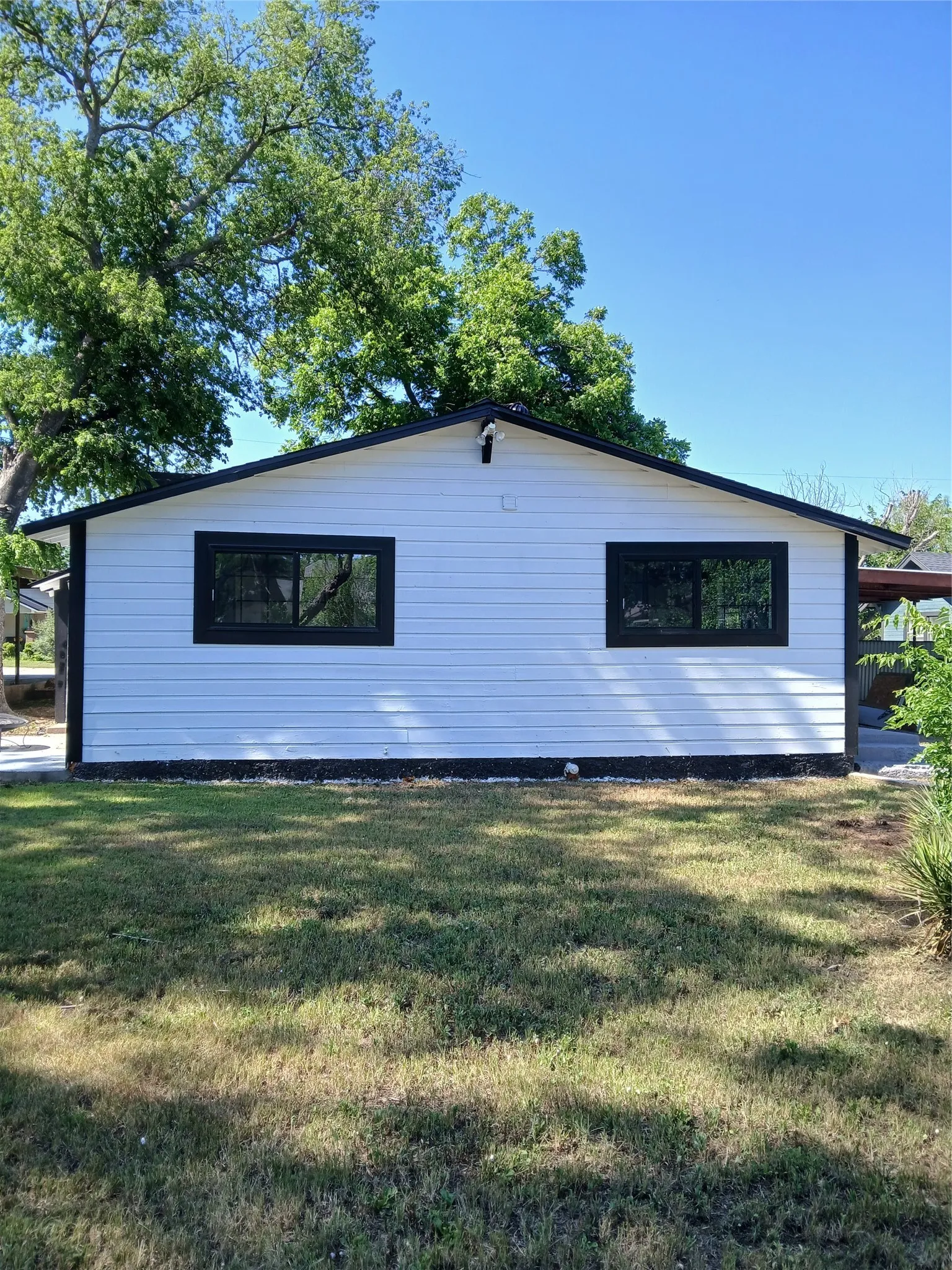 Single Family Residence For Sale in Coleman County , 208 E 9TH Street, Coleman, Texas 76834, 3 Bedroom, 3 Bathroom, Garage spaces, 1,444 Sqft, built in 0, Price $235,000, mls#21262721, Real Estate Agent in Coleman, Homes For Sale in Coleman county, Homes For Sale in Coleman, Realtor in Coleman Texas, Real Estate Brokerage Independent Realty Texas, Luminita Cordes Realtor