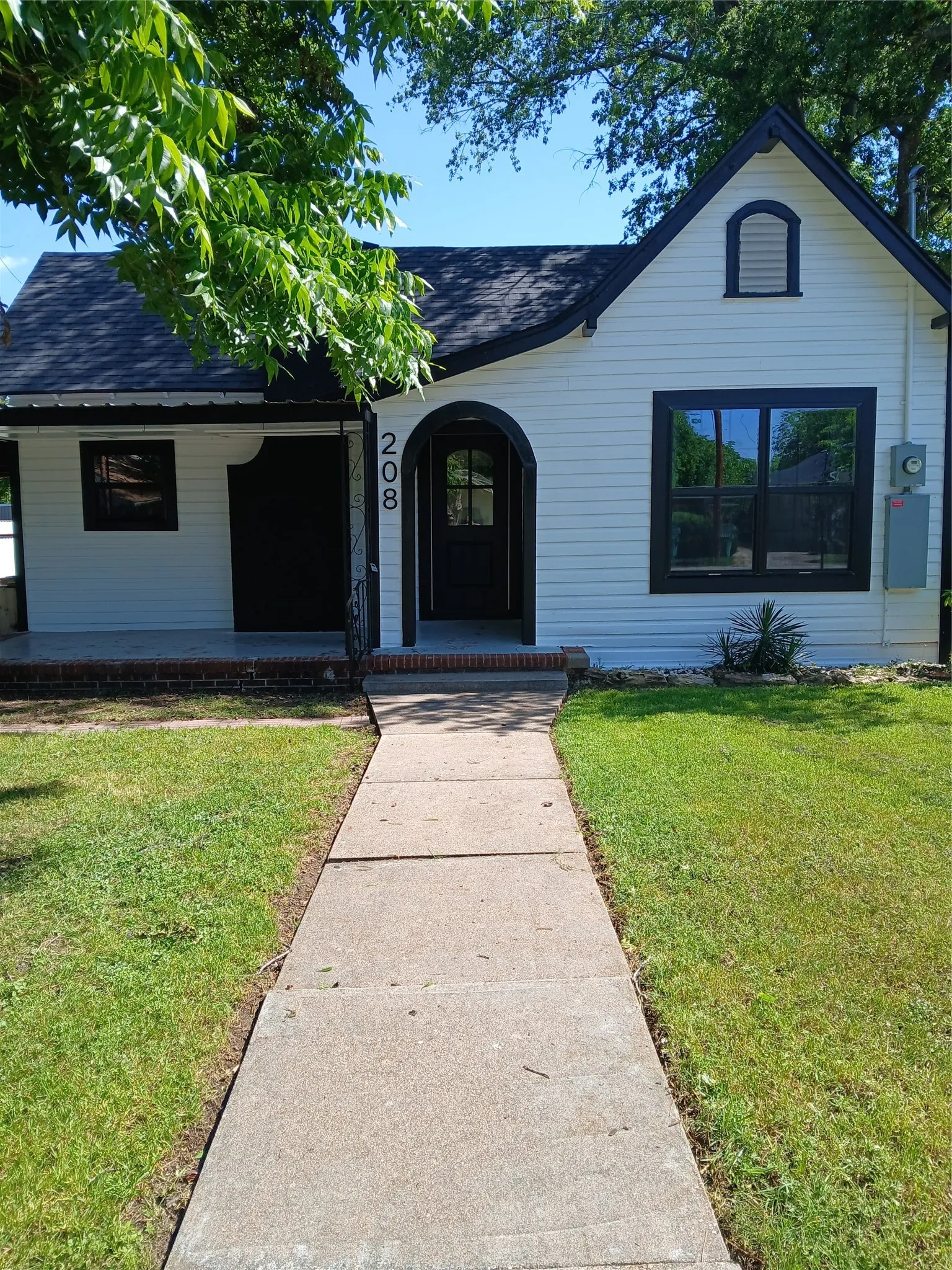 Single Family Residence For Sale in Coleman County , 208 E 9TH Street, Coleman, Texas 76834, 3 Bedroom, 3 Bathroom, Garage spaces, 1,444 Sqft, built in 0, Price $235,000, mls#21262721, Real Estate Agent in Coleman, Homes For Sale in Coleman county, Homes For Sale in Coleman, Realtor in Coleman Texas, Real Estate Brokerage Independent Realty Texas, Luminita Cordes Realtor