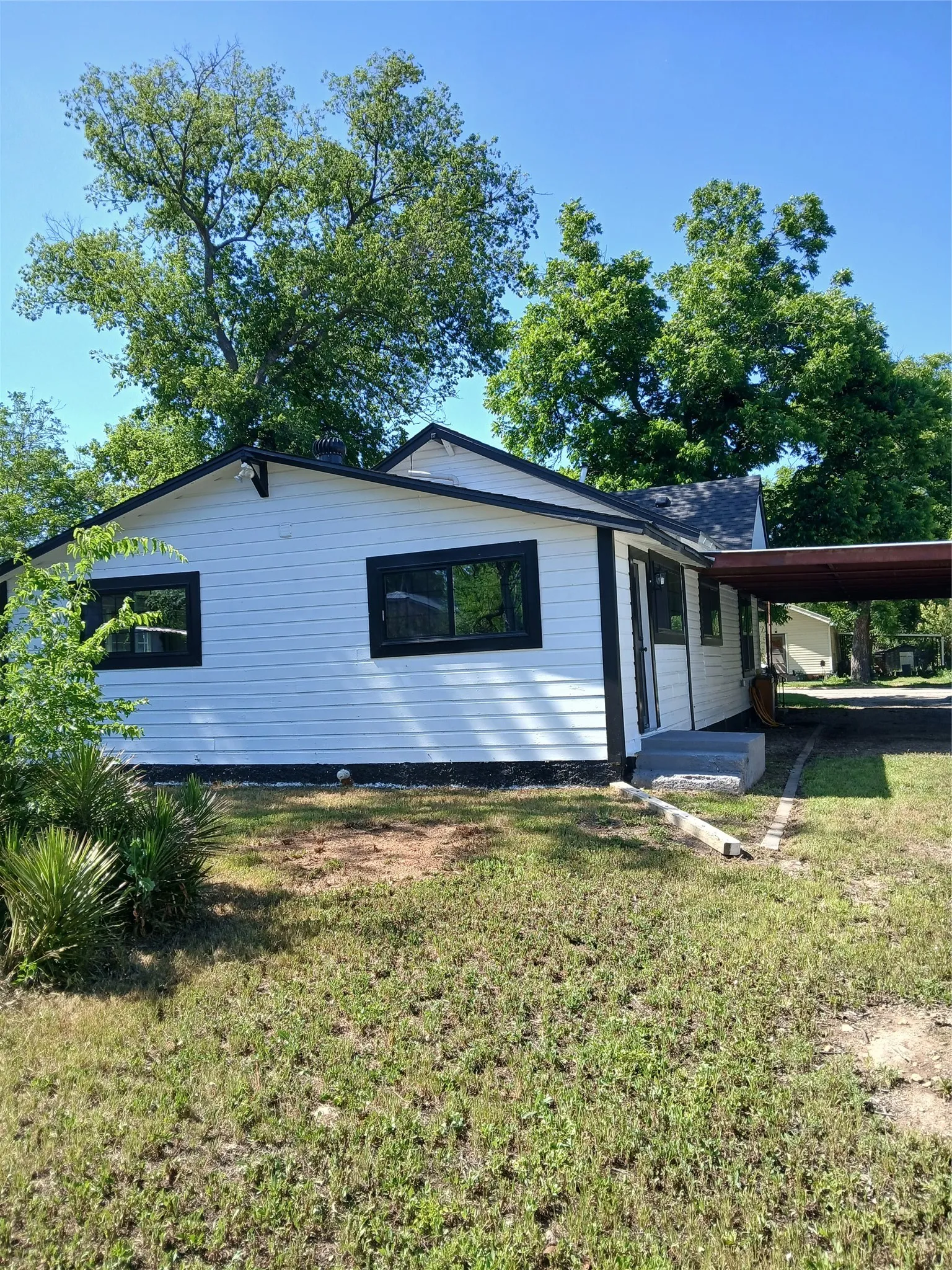 Single Family Residence For Sale in Coleman County , 208 E 9TH Street, Coleman, Texas 76834, 3 Bedroom, 3 Bathroom, Garage spaces, 1,444 Sqft, built in 0, Price $235,000, mls#21262721, Real Estate Agent in Coleman, Homes For Sale in Coleman county, Homes For Sale in Coleman, Realtor in Coleman Texas, Real Estate Brokerage Independent Realty Texas, Luminita Cordes Realtor