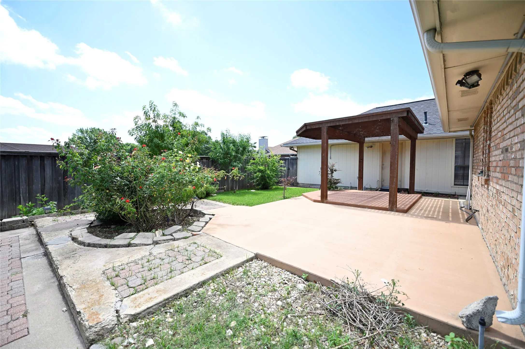 Single Family Residence For Sale in Dallas County , 2430 Beaver Run, Garland, Texas 75044, 3 Bedroom, 3 Bathroom, 2 Garage spaces, 2,196 Sqft, built in 1983, mls#21245205, Real Estate Agent in Garland, Homes For Sale in Dallas county, Homes For Sale in Garland, Realtor in Garland Texas, Real Estate Brokerage Independent Realty Texas, Luminita Cordes Realtor