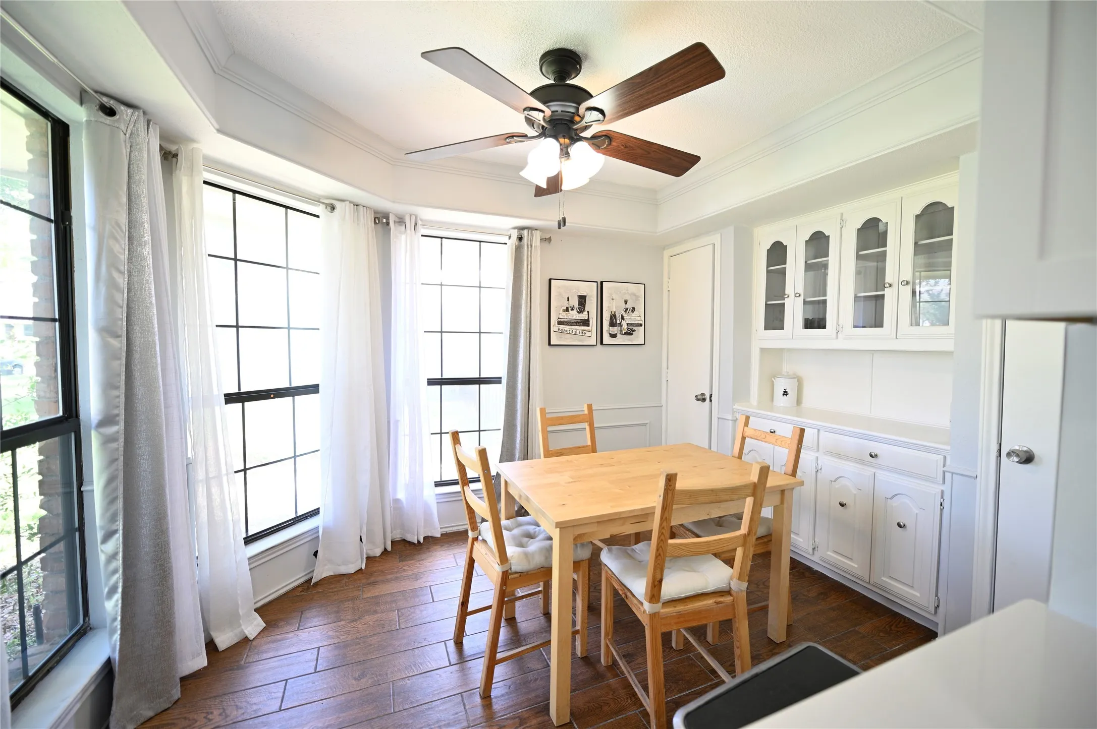 Single Family Residence For Sale in Dallas County , 2430 Beaver Run, Garland, Texas 75044, 3 Bedroom, 3 Bathroom, 2 Garage spaces, 2,196 Sqft, built in 1983, mls#21245205, Real Estate Agent in Garland, Homes For Sale in Dallas county, Homes For Sale in Garland, Realtor in Garland Texas, Real Estate Brokerage Independent Realty Texas, Luminita Cordes Realtor