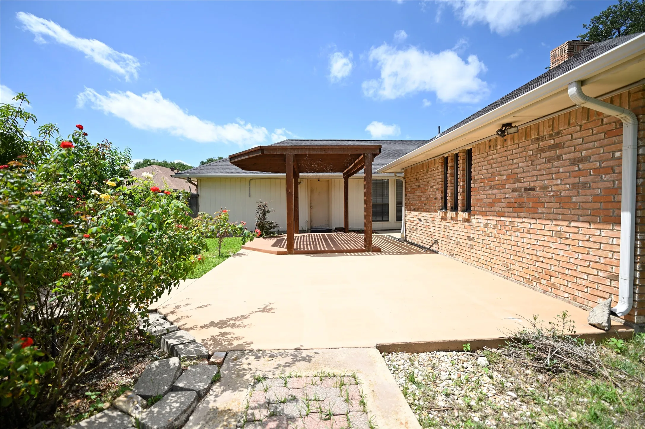 Single Family Residence For Sale in Dallas County , 2430 Beaver Run, Garland, Texas 75044, 3 Bedroom, 3 Bathroom, 2 Garage spaces, 2,196 Sqft, built in 1983, mls#21245205, Real Estate Agent in Garland, Homes For Sale in Dallas county, Homes For Sale in Garland, Realtor in Garland Texas, Real Estate Brokerage Independent Realty Texas, Luminita Cordes Realtor