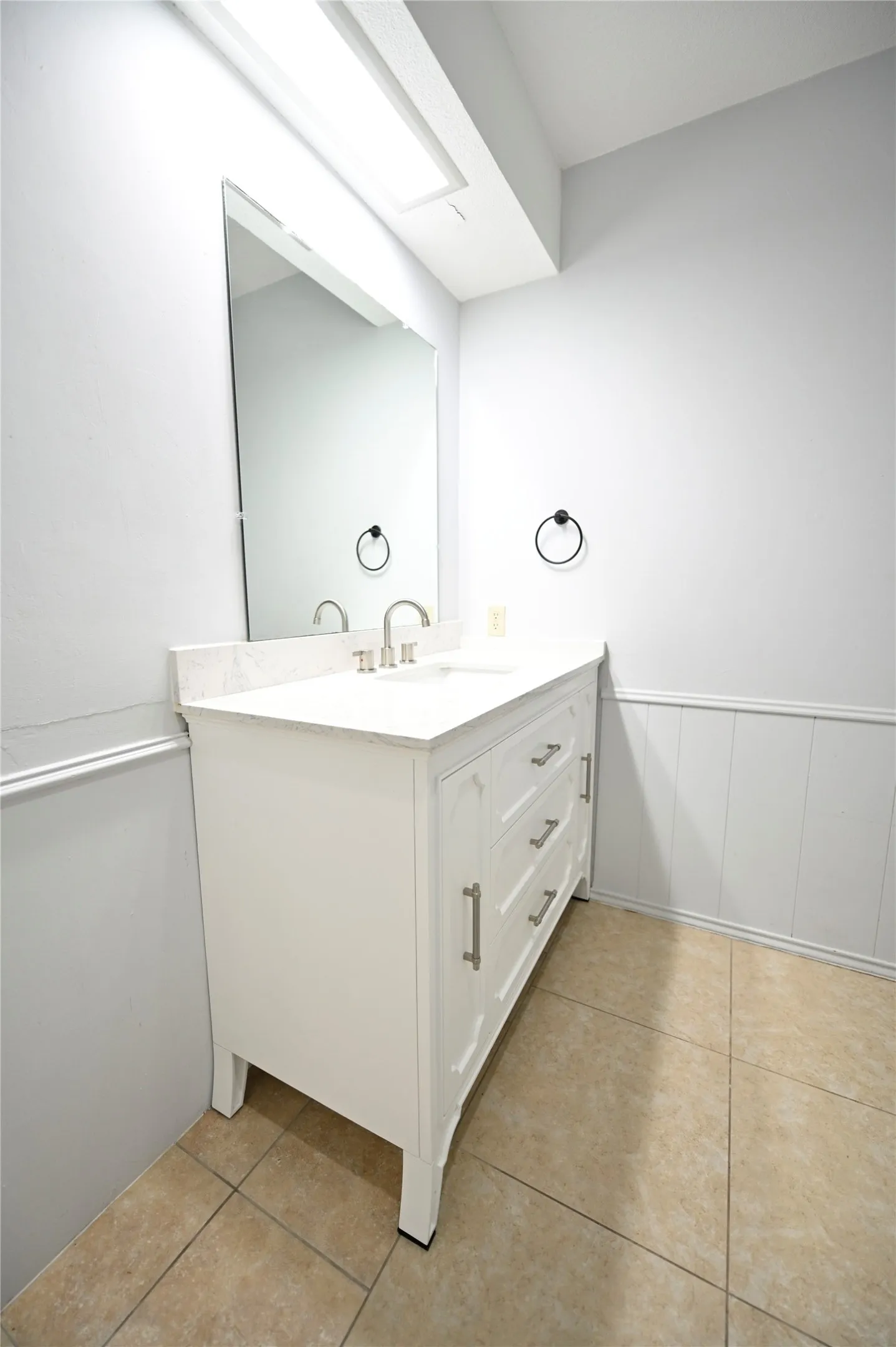 Single Family Residence For Sale in Dallas County , 2430 Beaver Run, Garland, Texas 75044, 3 Bedroom, 3 Bathroom, 2 Garage spaces, 2,196 Sqft, built in 1983, mls#21245205, Real Estate Agent in Garland, Homes For Sale in Dallas county, Homes For Sale in Garland, Realtor in Garland Texas, Real Estate Brokerage Independent Realty Texas, Luminita Cordes Realtor