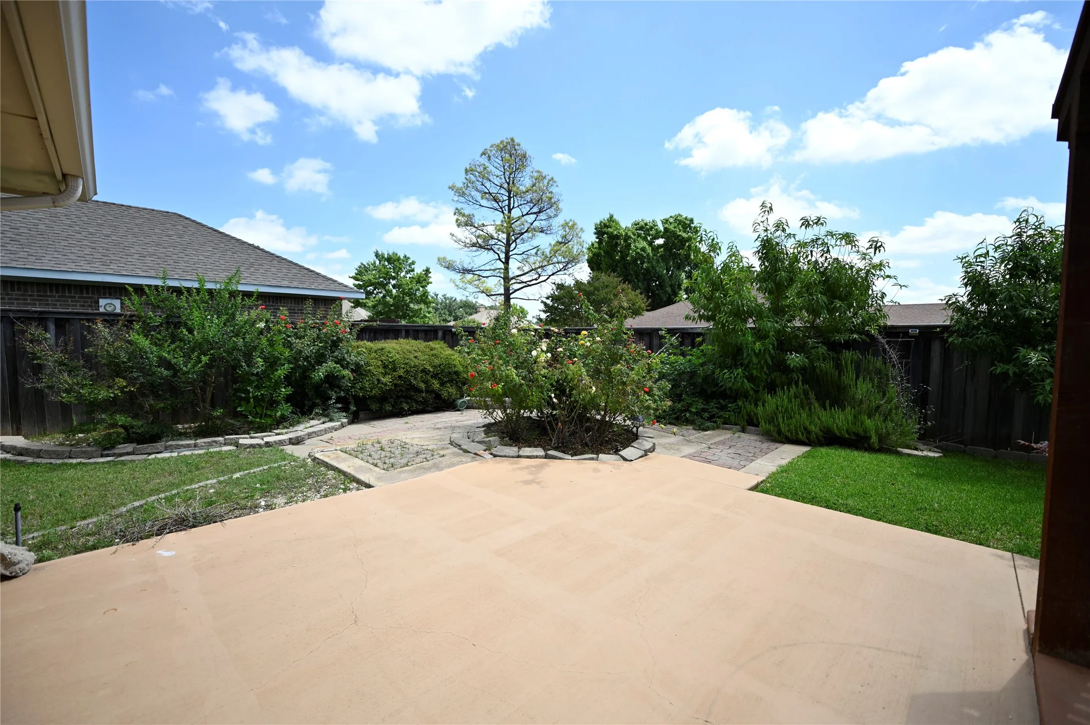 Single Family Residence For Sale in Dallas County , 2430 Beaver Run, Garland, Texas 75044, 3 Bedroom, 3 Bathroom, 2 Garage spaces, 2,196 Sqft, built in 1983, mls#21245205, Real Estate Agent in Garland, Homes For Sale in Dallas county, Homes For Sale in Garland, Realtor in Garland Texas, Real Estate Brokerage Independent Realty Texas, Luminita Cordes Realtor