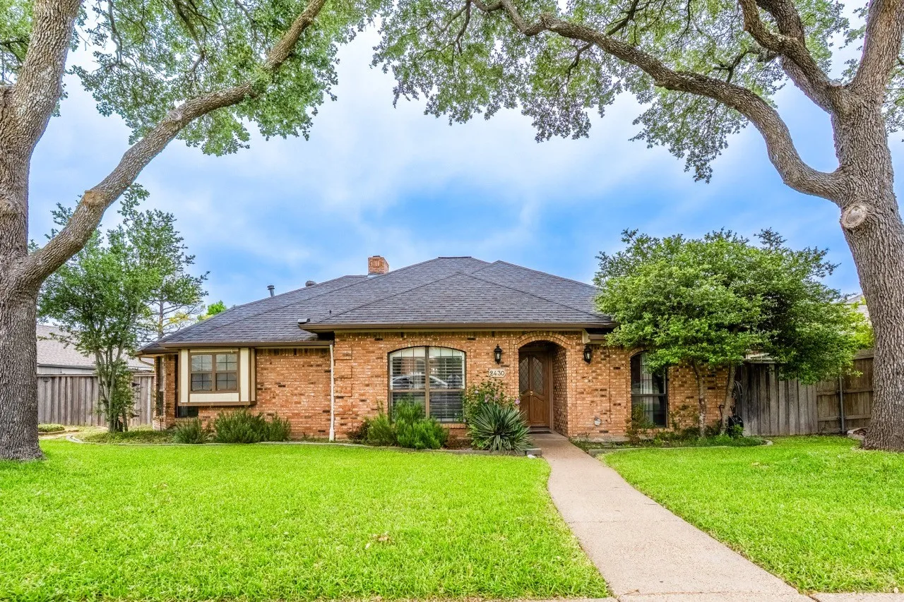 Single Family Residence For Sale in Dallas County , 2430 Beaver Run, Garland, Texas 75044, 3 Bedroom, 3 Bathroom, 2 Garage spaces, 2,196 Sqft, built in 1983, mls#21245205, Real Estate Agent in Garland, Homes For Sale in Dallas county, Homes For Sale in Garland, Realtor in Garland Texas, Real Estate Brokerage Independent Realty Texas, Luminita Cordes Realtor