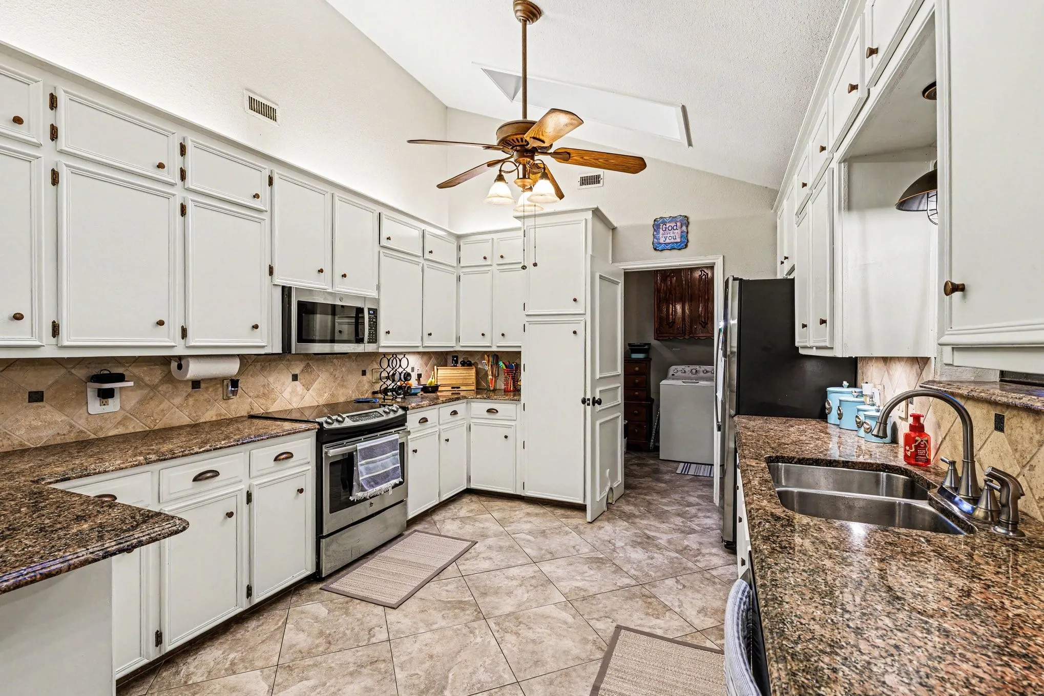 Single Family Residence For Sale in Cooke County , 380 County Road 123, Gainesville, Texas 76240, 4 Bedroom, 3 Bathroom, 2 Garage spaces, 2,220 Sqft, built in 1978, mls#21262318, Real Estate Agent in Gainesville, Homes For Sale in Cooke county, Homes For Sale in Gainesville, Realtor in Gainesville Texas, Real Estate Brokerage Independent Realty Texas, Luminita Cordes Realtor