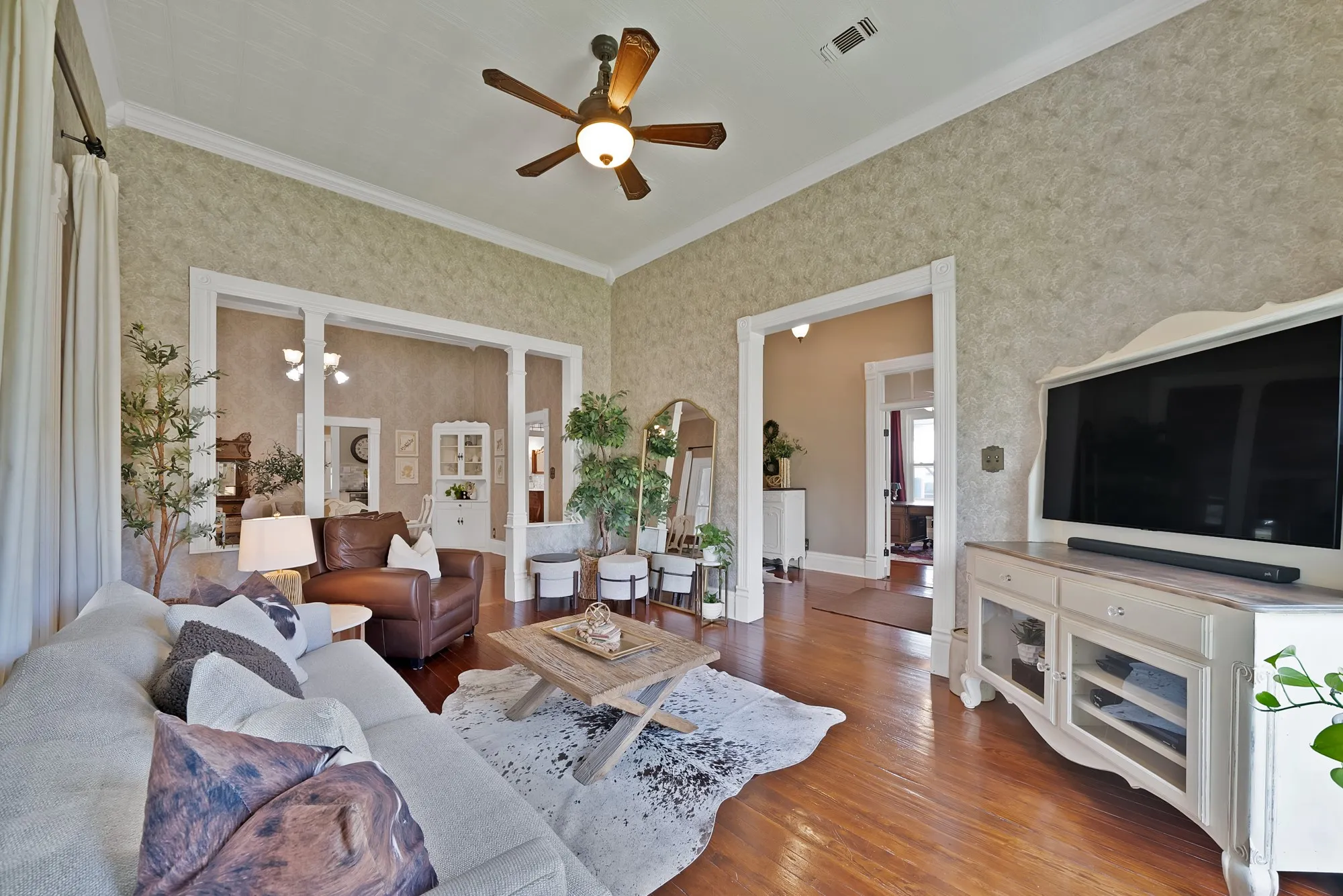 Single Family Residence For Sale in Parker County , 410 W Spring Street, Weatherford, Texas 76086, 3 Bedroom, 2 Bathroom, Garage spaces, 1,838 Sqft, built in 1892, mls#21259950, Real Estate Agent in Weatherford, Homes For Sale in Parker county, Homes For Sale in Weatherford, Realtor in Weatherford Texas, Real Estate Brokerage Independent Realty Texas, Luminita Cordes Realtor