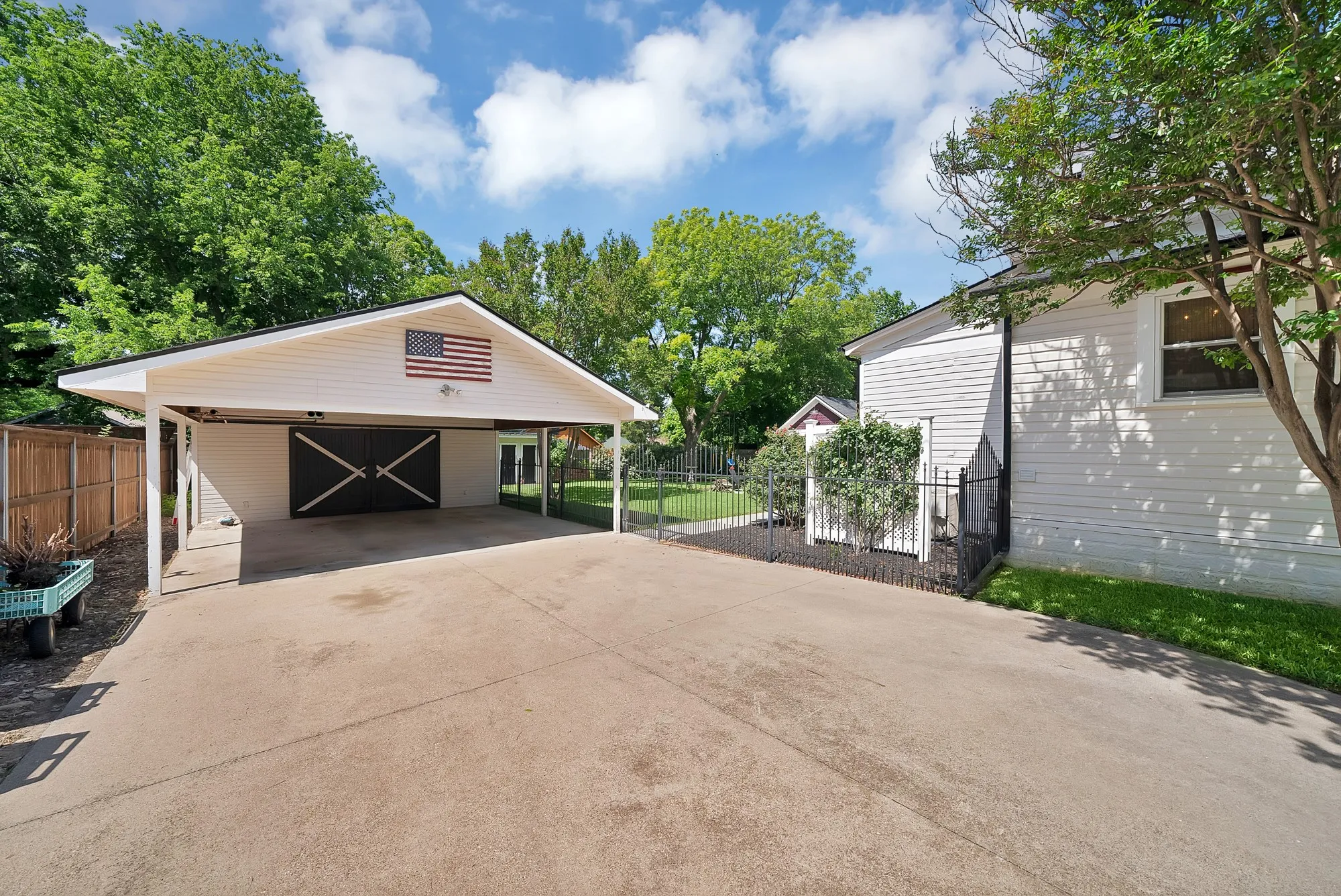 Single Family Residence For Sale in Parker County , 410 W Spring Street, Weatherford, Texas 76086, 3 Bedroom, 2 Bathroom, Garage spaces, 1,838 Sqft, built in 1892, mls#21259950, Real Estate Agent in Weatherford, Homes For Sale in Parker county, Homes For Sale in Weatherford, Realtor in Weatherford Texas, Real Estate Brokerage Independent Realty Texas, Luminita Cordes Realtor