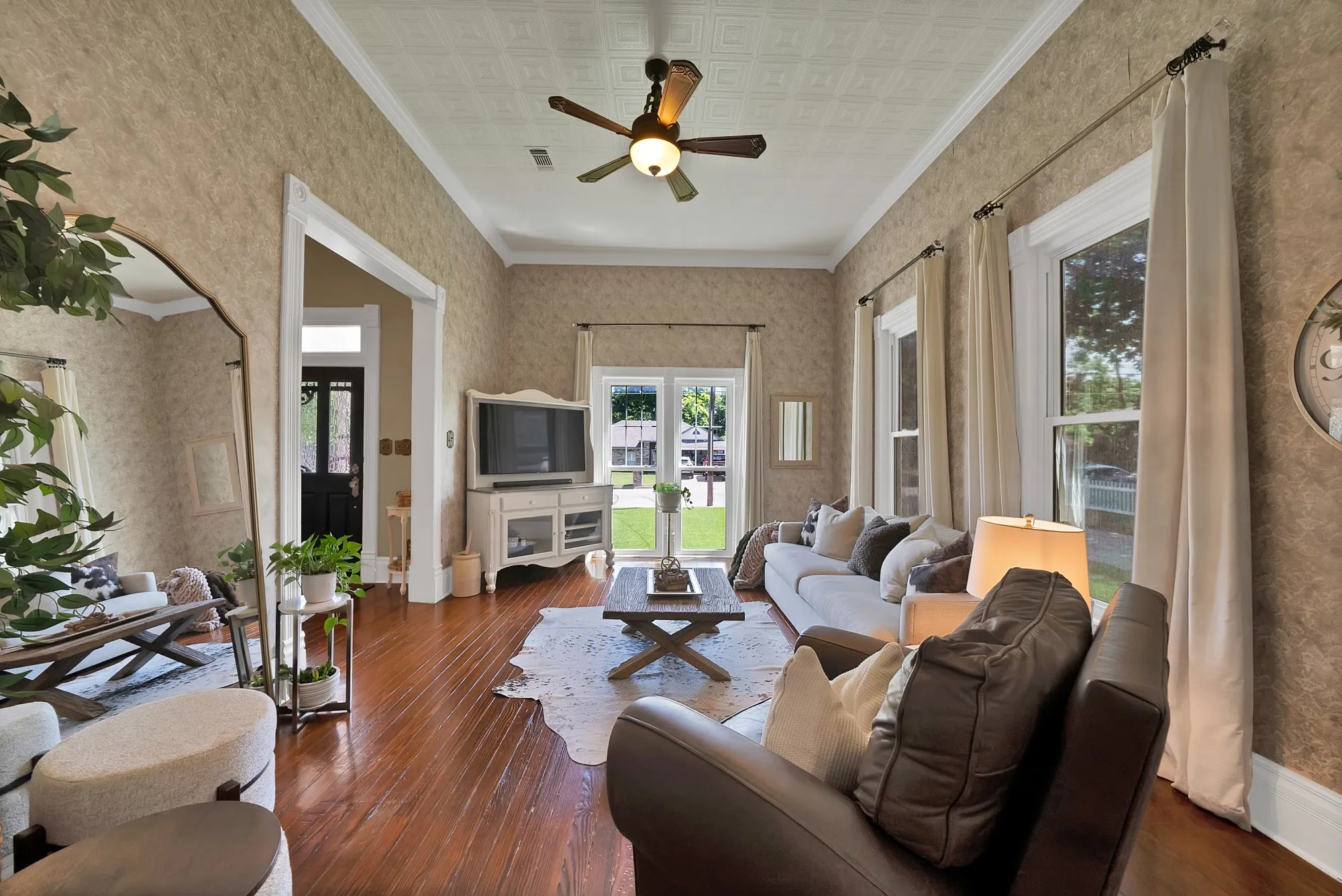 Single Family Residence For Sale in Parker County , 410 W Spring Street, Weatherford, Texas 76086, 3 Bedroom, 2 Bathroom, Garage spaces, 1,838 Sqft, built in 1892, mls#21259950, Real Estate Agent in Weatherford, Homes For Sale in Parker county, Homes For Sale in Weatherford, Realtor in Weatherford Texas, Real Estate Brokerage Independent Realty Texas, Luminita Cordes Realtor