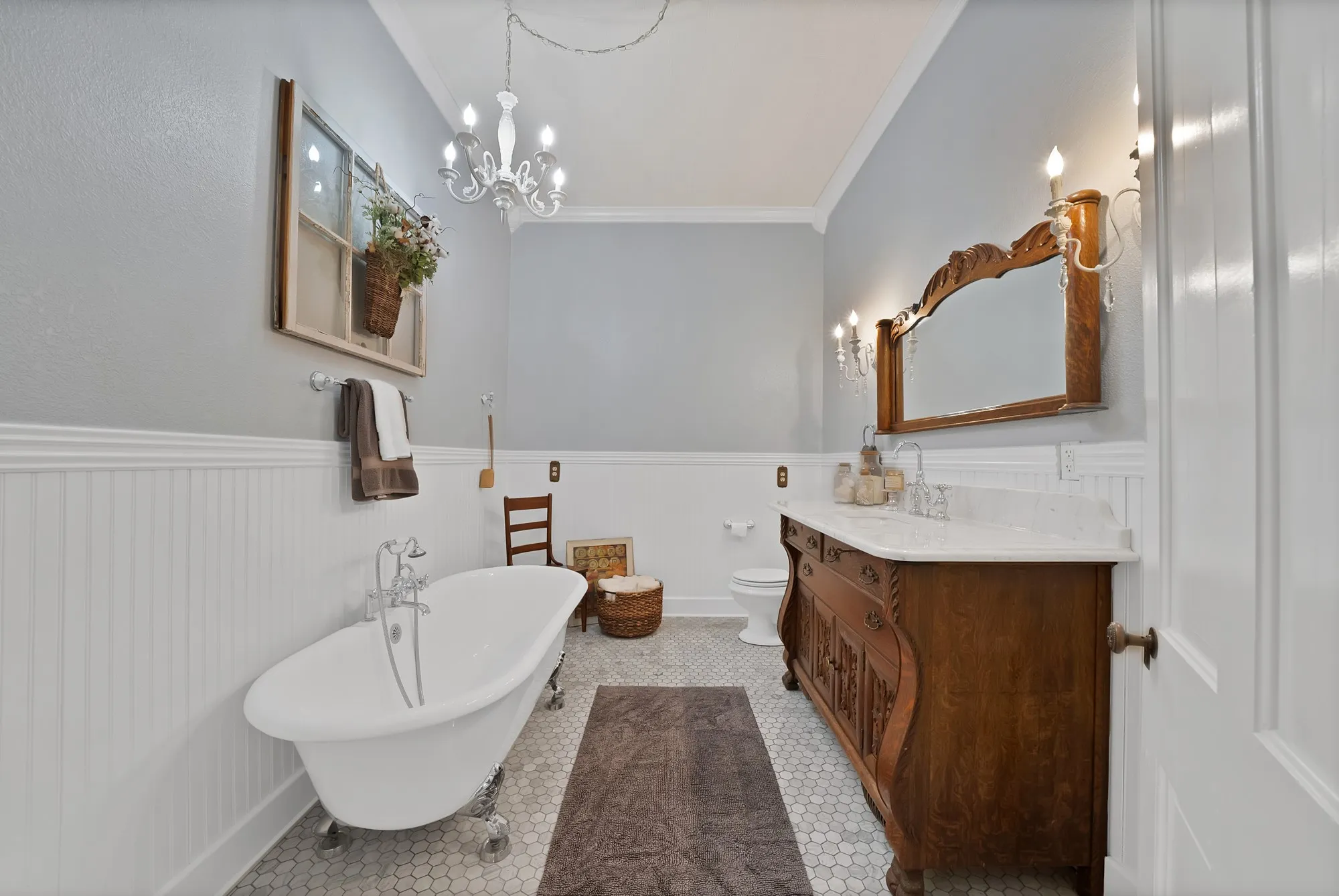 Single Family Residence For Sale in Parker County , 410 W Spring Street, Weatherford, Texas 76086, 3 Bedroom, 2 Bathroom, Garage spaces, 1,838 Sqft, built in 1892, mls#21259950, Real Estate Agent in Weatherford, Homes For Sale in Parker county, Homes For Sale in Weatherford, Realtor in Weatherford Texas, Real Estate Brokerage Independent Realty Texas, Luminita Cordes Realtor