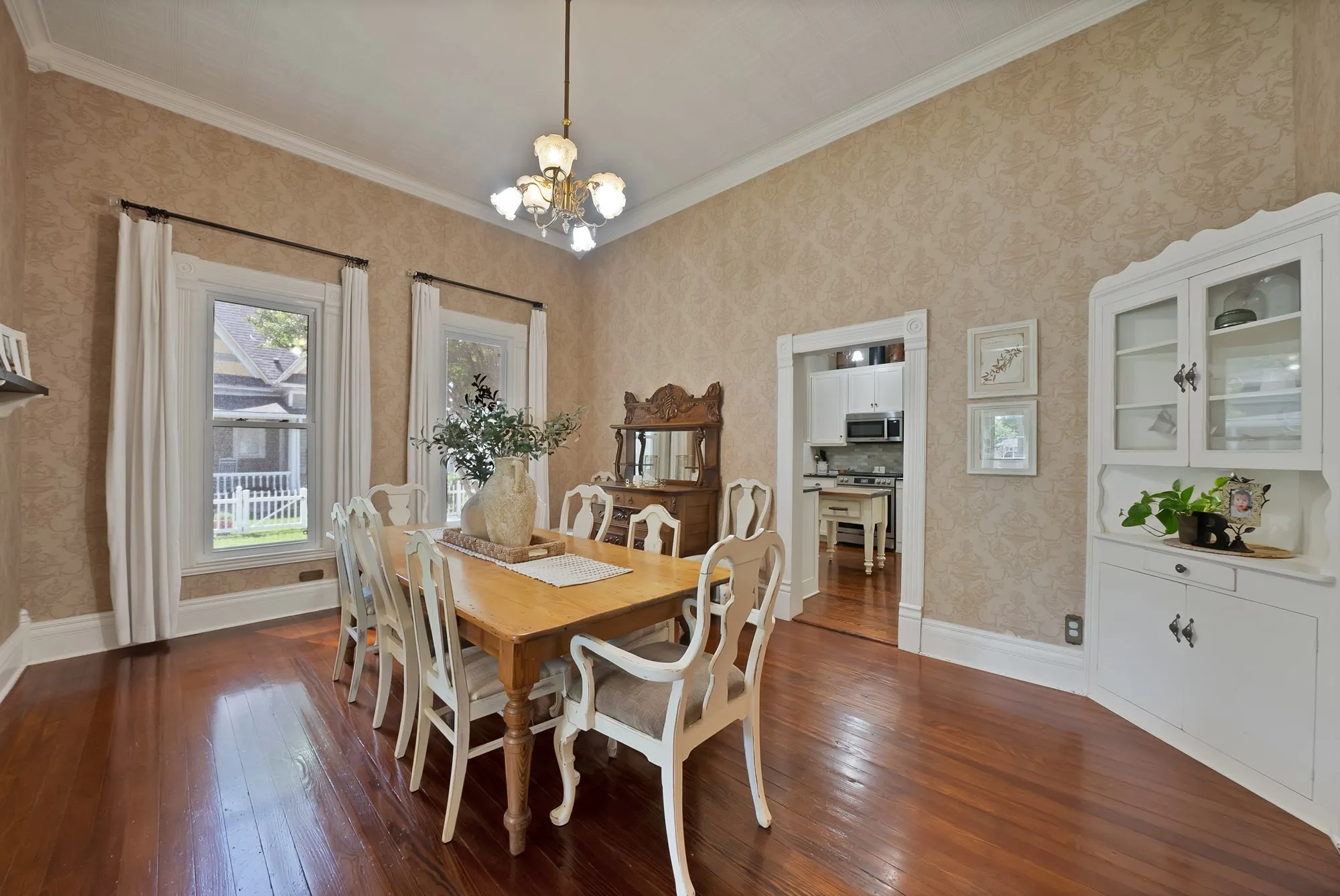 Single Family Residence For Sale in Parker County , 410 W Spring Street, Weatherford, Texas 76086, 3 Bedroom, 2 Bathroom, Garage spaces, 1,838 Sqft, built in 1892, mls#21259950, Real Estate Agent in Weatherford, Homes For Sale in Parker county, Homes For Sale in Weatherford, Realtor in Weatherford Texas, Real Estate Brokerage Independent Realty Texas, Luminita Cordes Realtor