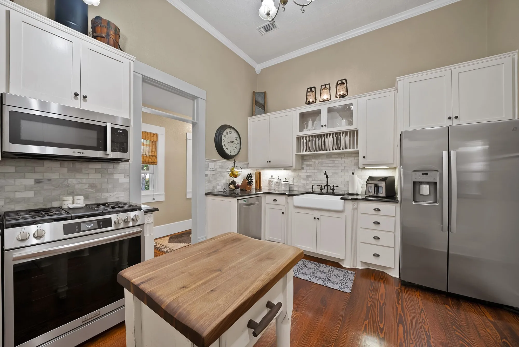 Single Family Residence For Sale in Parker County , 410 W Spring Street, Weatherford, Texas 76086, 3 Bedroom, 2 Bathroom, Garage spaces, 1,838 Sqft, built in 1892, mls#21259950, Real Estate Agent in Weatherford, Homes For Sale in Parker county, Homes For Sale in Weatherford, Realtor in Weatherford Texas, Real Estate Brokerage Independent Realty Texas, Luminita Cordes Realtor