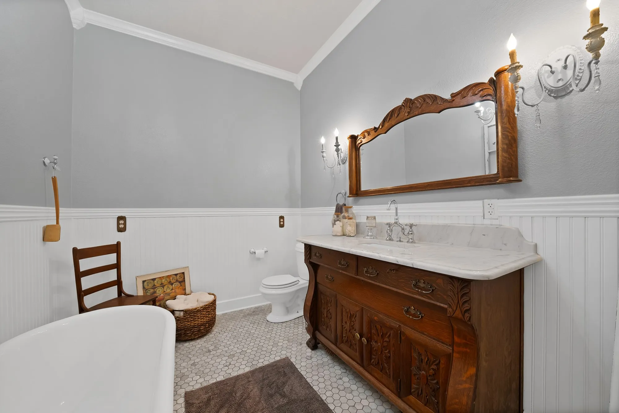 Single Family Residence For Sale in Parker County , 410 W Spring Street, Weatherford, Texas 76086, 3 Bedroom, 2 Bathroom, Garage spaces, 1,838 Sqft, built in 1892, mls#21259950, Real Estate Agent in Weatherford, Homes For Sale in Parker county, Homes For Sale in Weatherford, Realtor in Weatherford Texas, Real Estate Brokerage Independent Realty Texas, Luminita Cordes Realtor