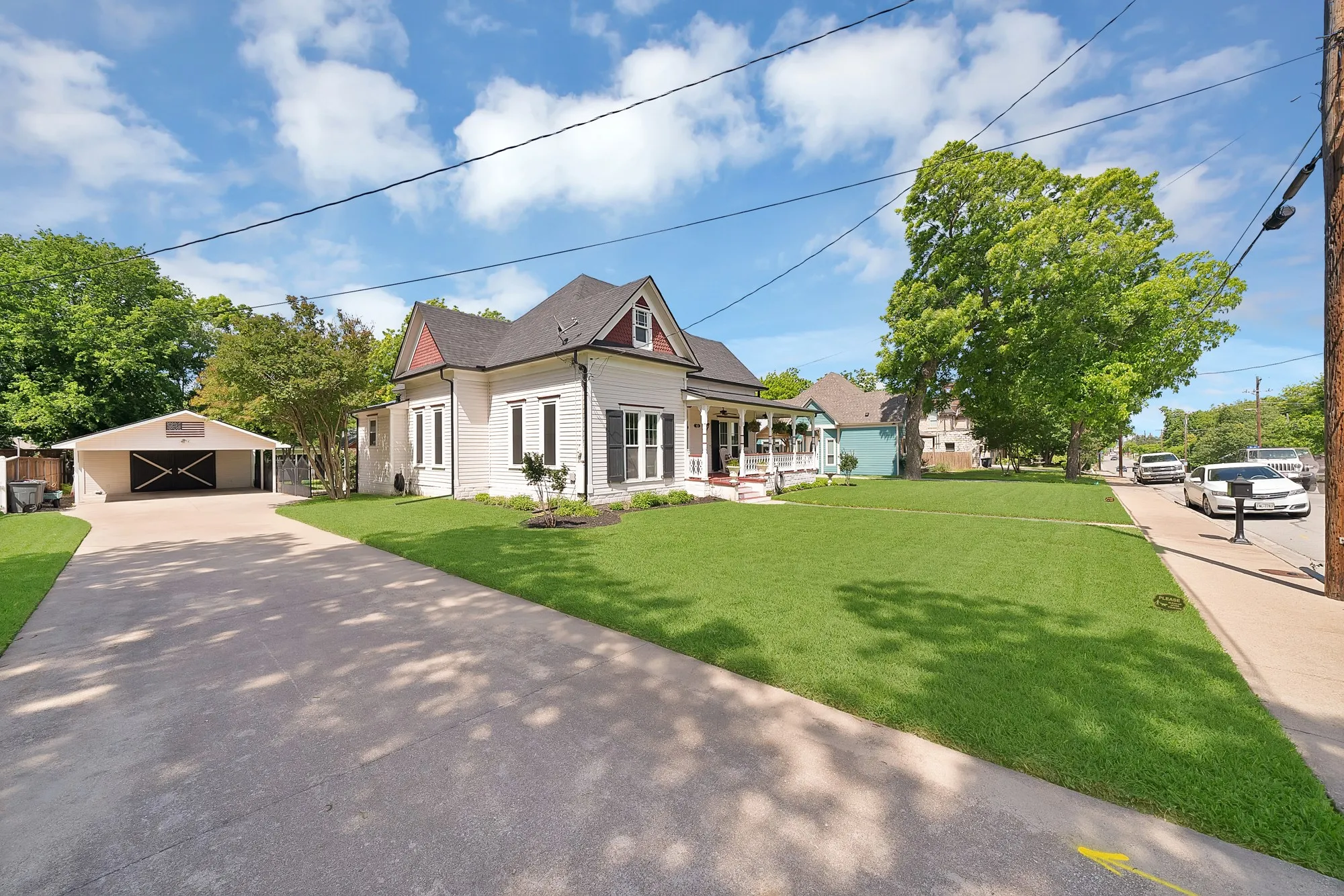 Single Family Residence For Sale in Parker County , 410 W Spring Street, Weatherford, Texas 76086, 3 Bedroom, 2 Bathroom, Garage spaces, 1,838 Sqft, built in 1892, mls#21259950, Real Estate Agent in Weatherford, Homes For Sale in Parker county, Homes For Sale in Weatherford, Realtor in Weatherford Texas, Real Estate Brokerage Independent Realty Texas, Luminita Cordes Realtor