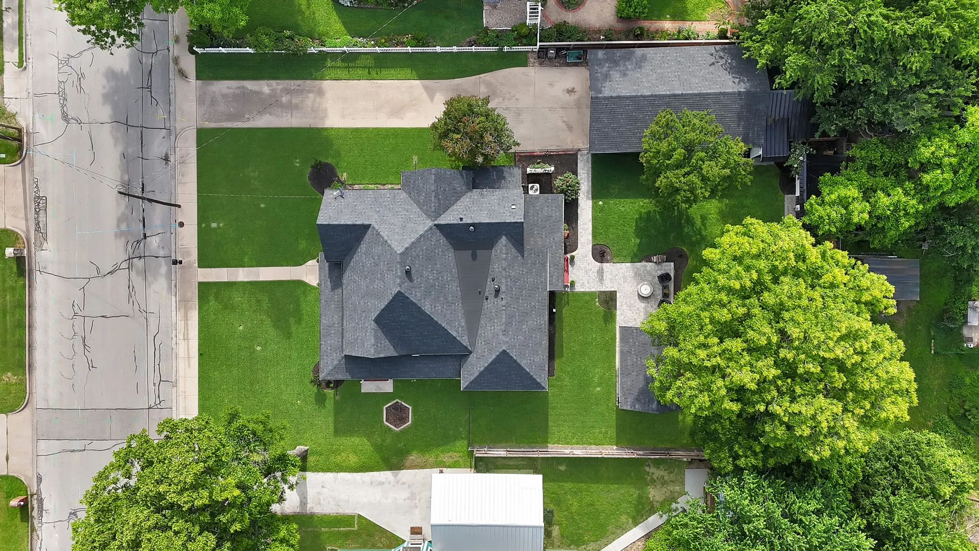 Single Family Residence For Sale in Parker County , 410 W Spring Street, Weatherford, Texas 76086, 3 Bedroom, 2 Bathroom, Garage spaces, 1,838 Sqft, built in 1892, mls#21259950, Real Estate Agent in Weatherford, Homes For Sale in Parker county, Homes For Sale in Weatherford, Realtor in Weatherford Texas, Real Estate Brokerage Independent Realty Texas, Luminita Cordes Realtor