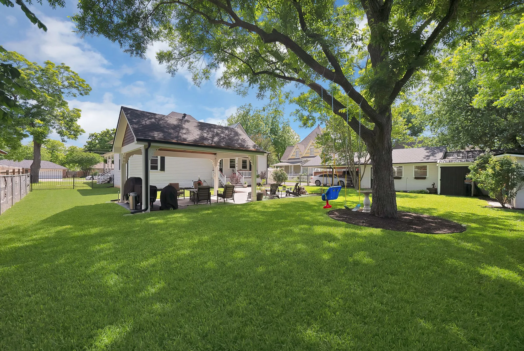 Single Family Residence For Sale in Parker County , 410 W Spring Street, Weatherford, Texas 76086, 3 Bedroom, 2 Bathroom, Garage spaces, 1,838 Sqft, built in 1892, mls#21259950, Real Estate Agent in Weatherford, Homes For Sale in Parker county, Homes For Sale in Weatherford, Realtor in Weatherford Texas, Real Estate Brokerage Independent Realty Texas, Luminita Cordes Realtor