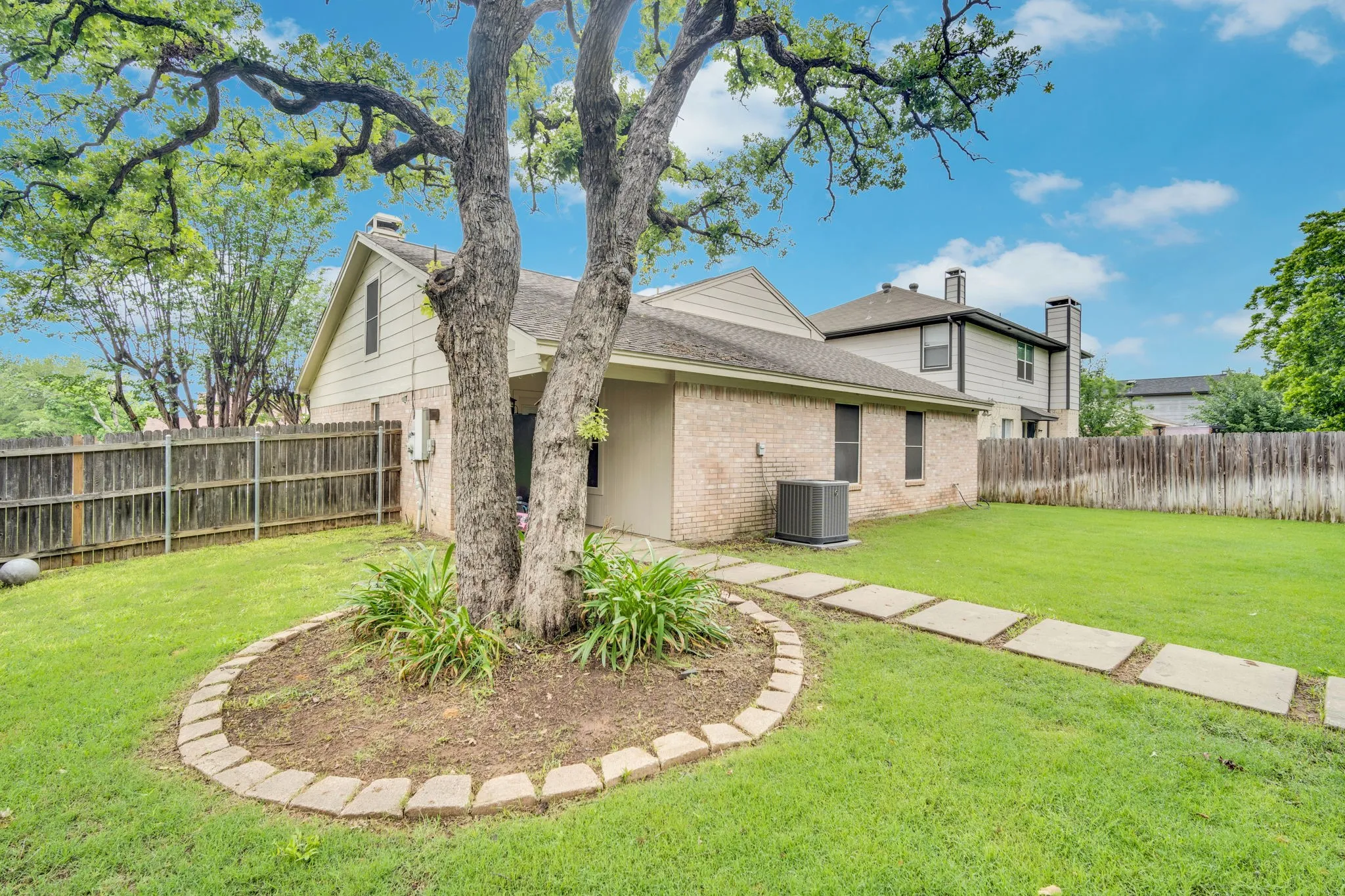 Single Family Residence For Sale in Tarrant County , 5107 Ridge Pointe Drive, Arlington, Texas 76017, 4 Bedroom, 3 Bathroom, 2 Garage spaces, 2,019 Sqft, built in 1995, mls#21261523, Real Estate Agent in Arlington, Homes For Sale in Tarrant county, Homes For Sale in Arlington, Realtor in Arlington Texas, Real Estate Brokerage Independent Realty Texas, Luminita Cordes Realtor