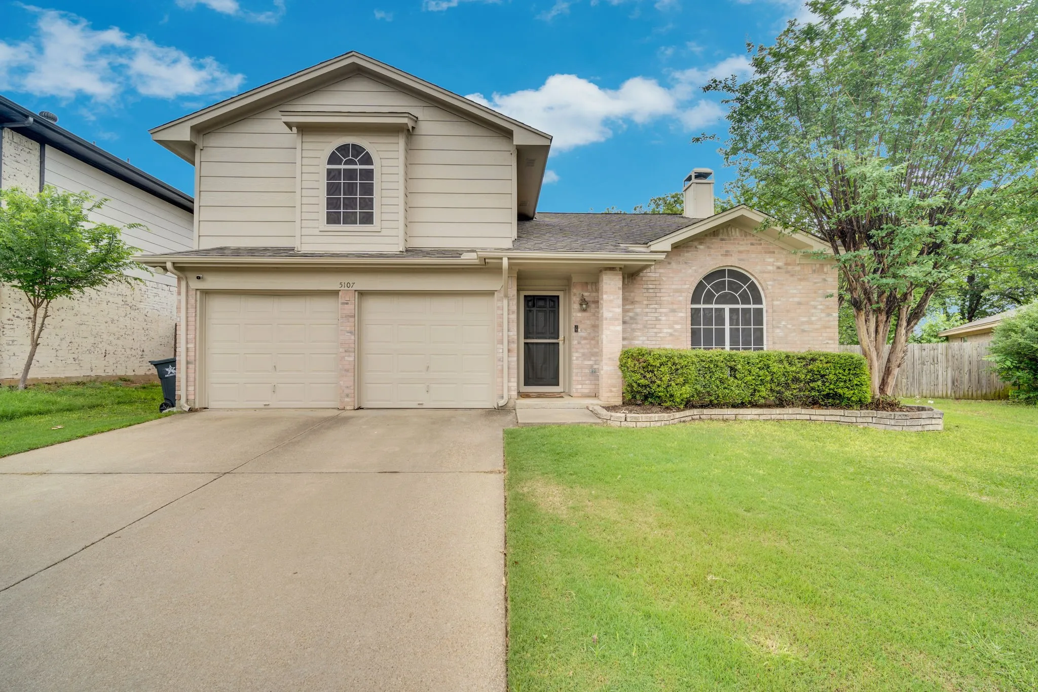 Single Family Residence For Sale in Tarrant County , 5107 Ridge Pointe Drive, Arlington, Texas 76017, 4 Bedroom, 3 Bathroom, 2 Garage spaces, 2,019 Sqft, built in 1995, mls#21261523, Real Estate Agent in Arlington, Homes For Sale in Tarrant county, Homes For Sale in Arlington, Realtor in Arlington Texas, Real Estate Brokerage Independent Realty Texas, Luminita Cordes Realtor
