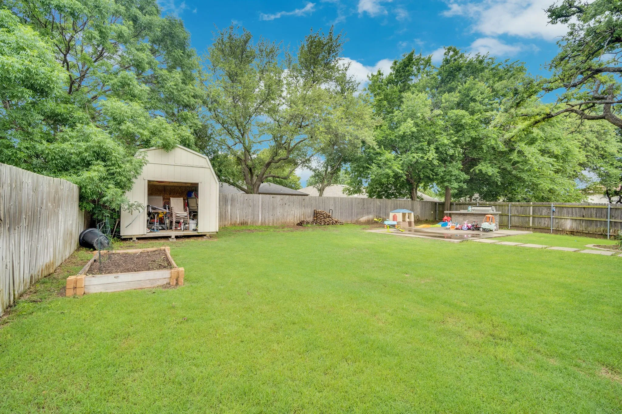 Single Family Residence For Sale in Tarrant County , 5107 Ridge Pointe Drive, Arlington, Texas 76017, 4 Bedroom, 3 Bathroom, 2 Garage spaces, 2,019 Sqft, built in 1995, mls#21261523, Real Estate Agent in Arlington, Homes For Sale in Tarrant county, Homes For Sale in Arlington, Realtor in Arlington Texas, Real Estate Brokerage Independent Realty Texas, Luminita Cordes Realtor
