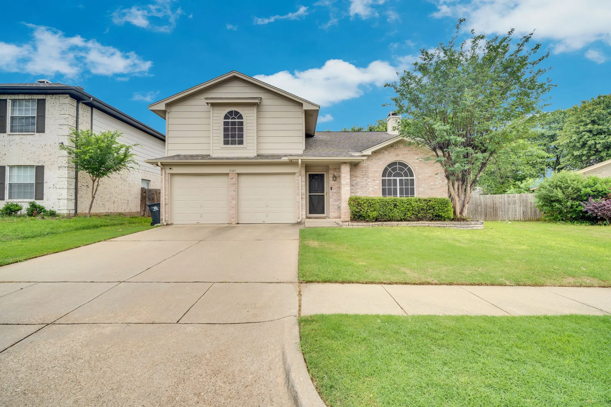 Single Family Residence For Sale in Tarrant County , 5107 Ridge Pointe Drive, Arlington, Texas 76017, 4 Bedroom, 3 Bathroom, 2 Garage spaces, 2,019 Sqft, built in 1995, mls#21261523, Real Estate Agent in Arlington, Homes For Sale in Tarrant county, Homes For Sale in Arlington, Realtor in Arlington Texas, Real Estate Brokerage Independent Realty Texas, Luminita Cordes Realtor