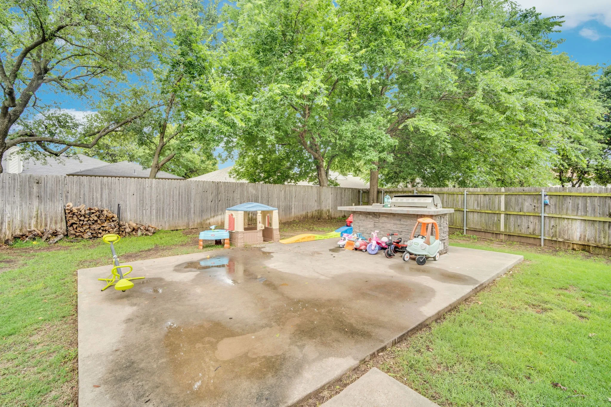 Single Family Residence For Sale in Tarrant County , 5107 Ridge Pointe Drive, Arlington, Texas 76017, 4 Bedroom, 3 Bathroom, 2 Garage spaces, 2,019 Sqft, built in 1995, mls#21261523, Real Estate Agent in Arlington, Homes For Sale in Tarrant county, Homes For Sale in Arlington, Realtor in Arlington Texas, Real Estate Brokerage Independent Realty Texas, Luminita Cordes Realtor