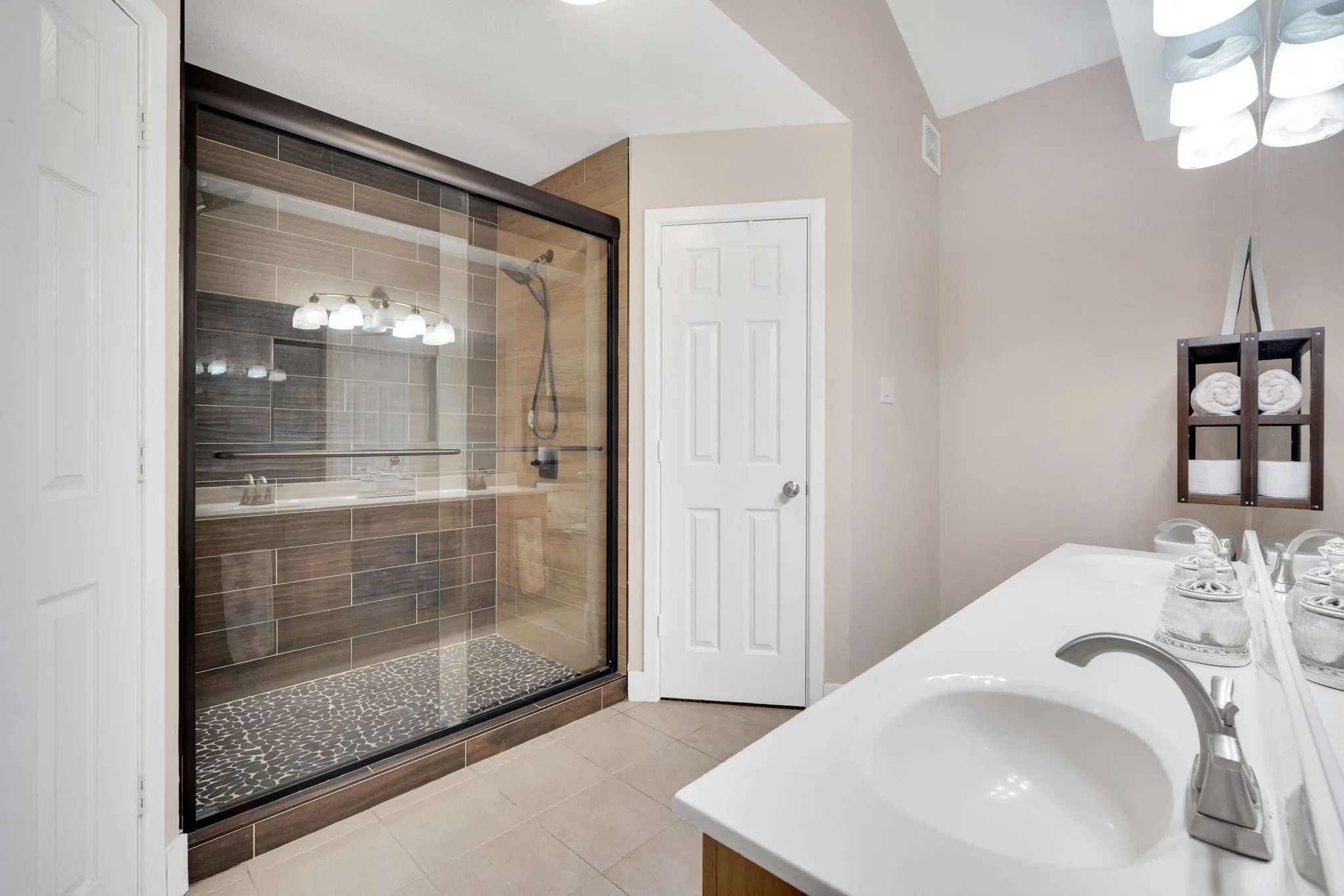 Single Family Residence For Sale in Tarrant County , 5107 Ridge Pointe Drive, Arlington, Texas 76017, 4 Bedroom, 3 Bathroom, 2 Garage spaces, 2,019 Sqft, built in 1995, mls#21261523, Real Estate Agent in Arlington, Homes For Sale in Tarrant county, Homes For Sale in Arlington, Realtor in Arlington Texas, Real Estate Brokerage Independent Realty Texas, Luminita Cordes Realtor