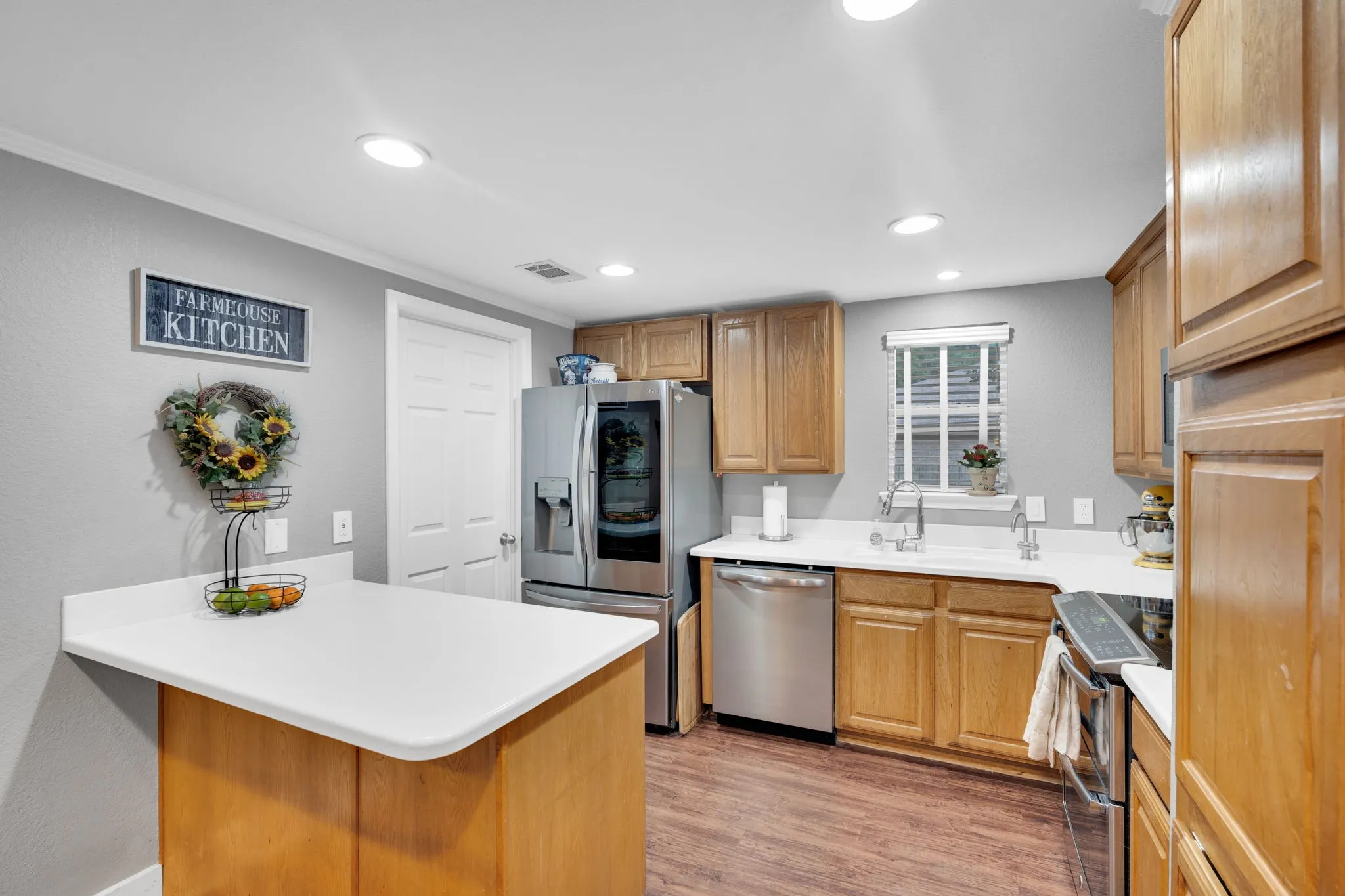 Single Family Residence For Sale in Tarrant County , 5107 Ridge Pointe Drive, Arlington, Texas 76017, 4 Bedroom, 3 Bathroom, 2 Garage spaces, 2,019 Sqft, built in 1995, mls#21261523, Real Estate Agent in Arlington, Homes For Sale in Tarrant county, Homes For Sale in Arlington, Realtor in Arlington Texas, Real Estate Brokerage Independent Realty Texas, Luminita Cordes Realtor