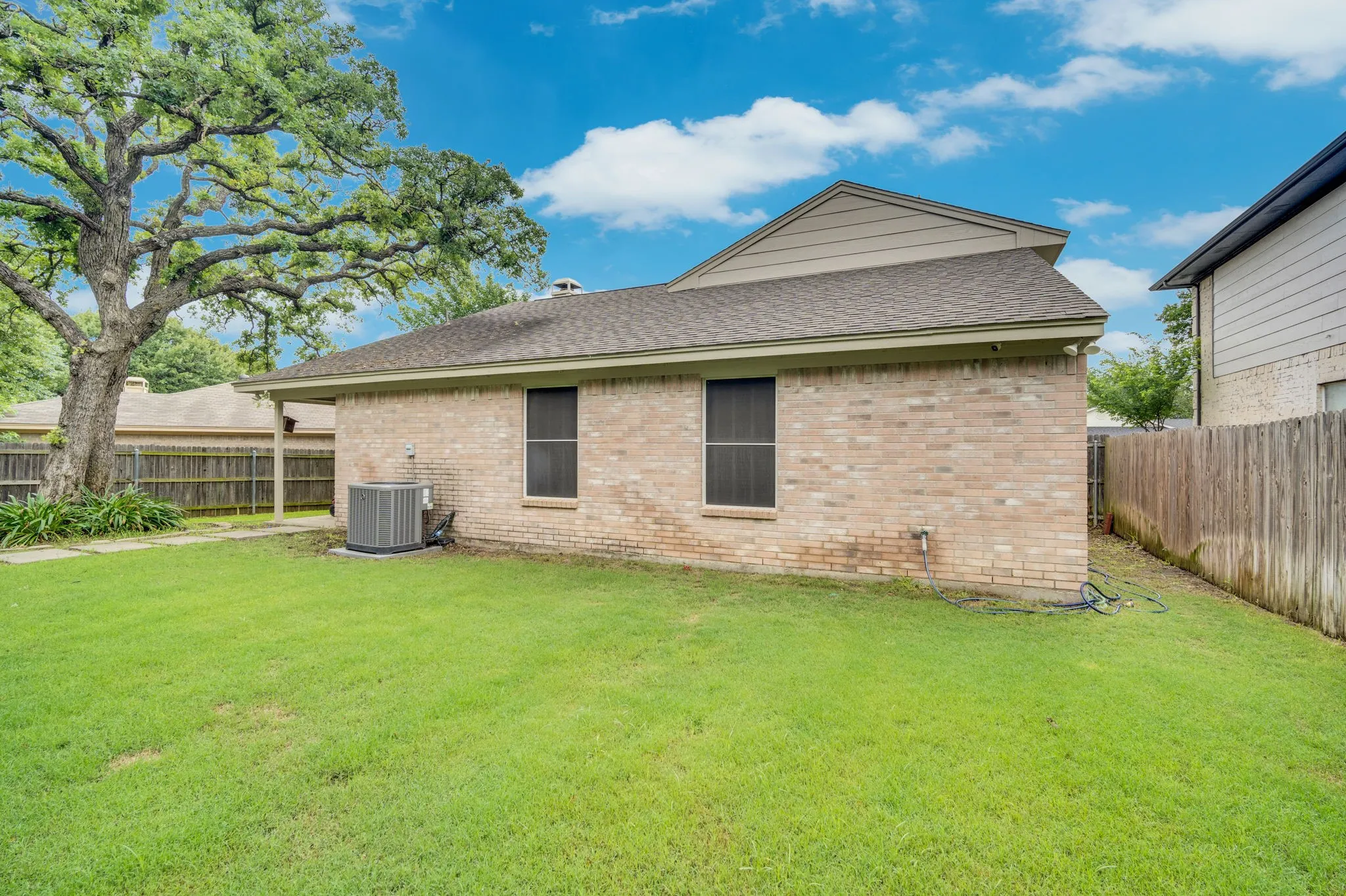 Single Family Residence For Sale in Tarrant County , 5107 Ridge Pointe Drive, Arlington, Texas 76017, 4 Bedroom, 3 Bathroom, 2 Garage spaces, 2,019 Sqft, built in 1995, mls#21261523, Real Estate Agent in Arlington, Homes For Sale in Tarrant county, Homes For Sale in Arlington, Realtor in Arlington Texas, Real Estate Brokerage Independent Realty Texas, Luminita Cordes Realtor
