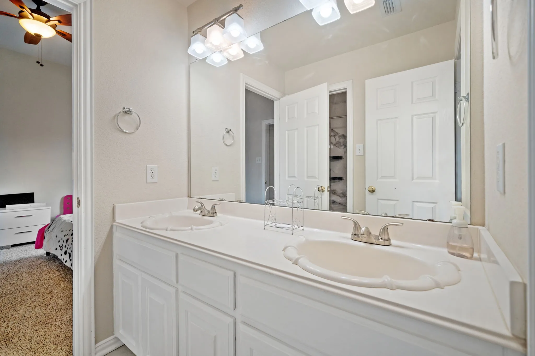 Single Family Residence For Rent in Rockwall County , 1571 Coastal Drive, Rockwall, Texas 75087, 5 Bedroom, 4 Bathroom, 2 Garage spaces, 3,618 Sqft, built in 2002, mls#21262779, Real Estate Agent in Rockwall, Homes For Rent in Rockwall county, Homes For Rent in Rockwall, Realtor in Rockwall Texas, Real Estate Brokerage Independent Realty Texas, Luminita Cordes Realtor