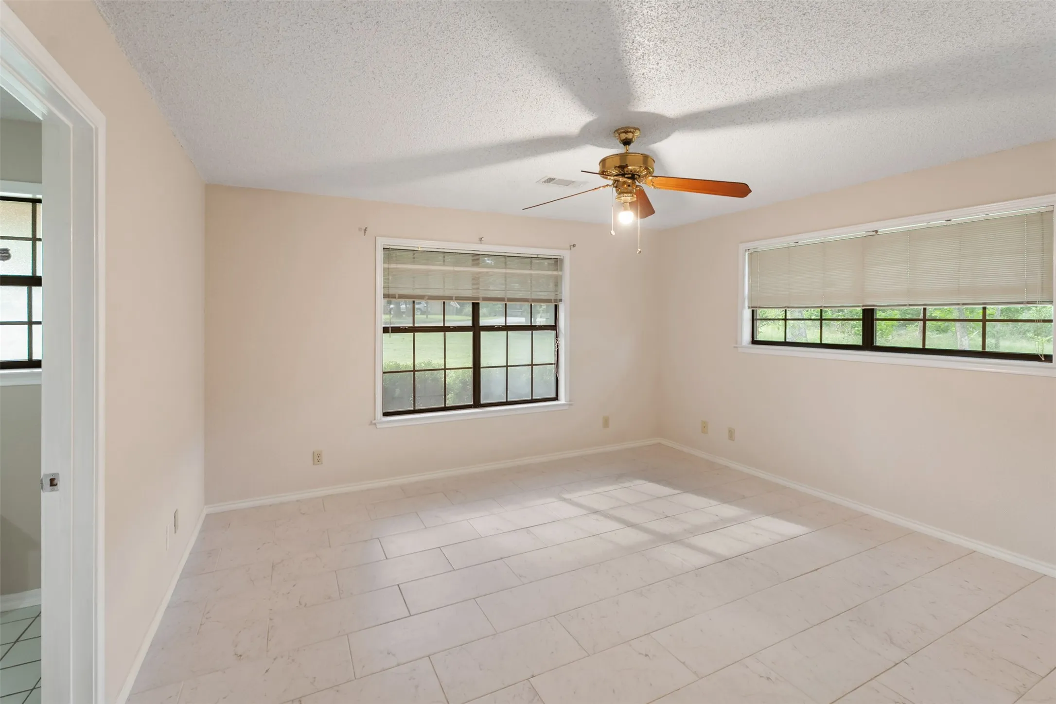 Single Family Residence For Sale in Henderson County , 118 Robin Hood Way, Gun Barrel City, Texas 75156, 3 Bedroom, 2 Bathroom, 2 Garage spaces, 2,184 Sqft, built in 1988, mls#21260604, Real Estate Agent in Gun Barrel City, Homes For Sale in Henderson county, Homes For Sale in Gun Barrel City, Realtor in Gun Barrel City Texas, Real Estate Brokerage Independent Realty Texas, Luminita Cordes Realtor