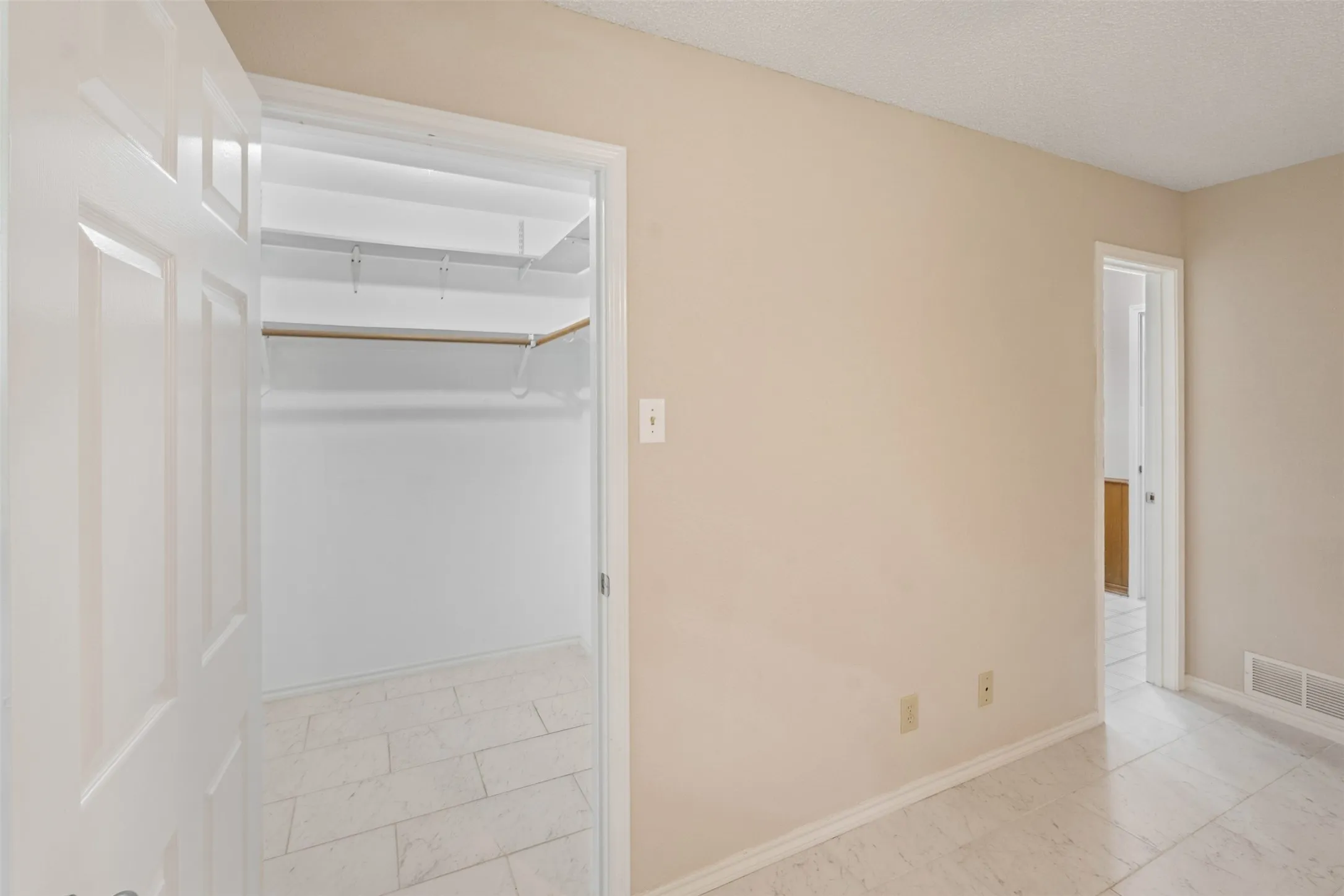 Single Family Residence For Sale in Henderson County , 118 Robin Hood Way, Gun Barrel City, Texas 75156, 3 Bedroom, 2 Bathroom, 2 Garage spaces, 2,184 Sqft, built in 1988, mls#21260604, Real Estate Agent in Gun Barrel City, Homes For Sale in Henderson county, Homes For Sale in Gun Barrel City, Realtor in Gun Barrel City Texas, Real Estate Brokerage Independent Realty Texas, Luminita Cordes Realtor