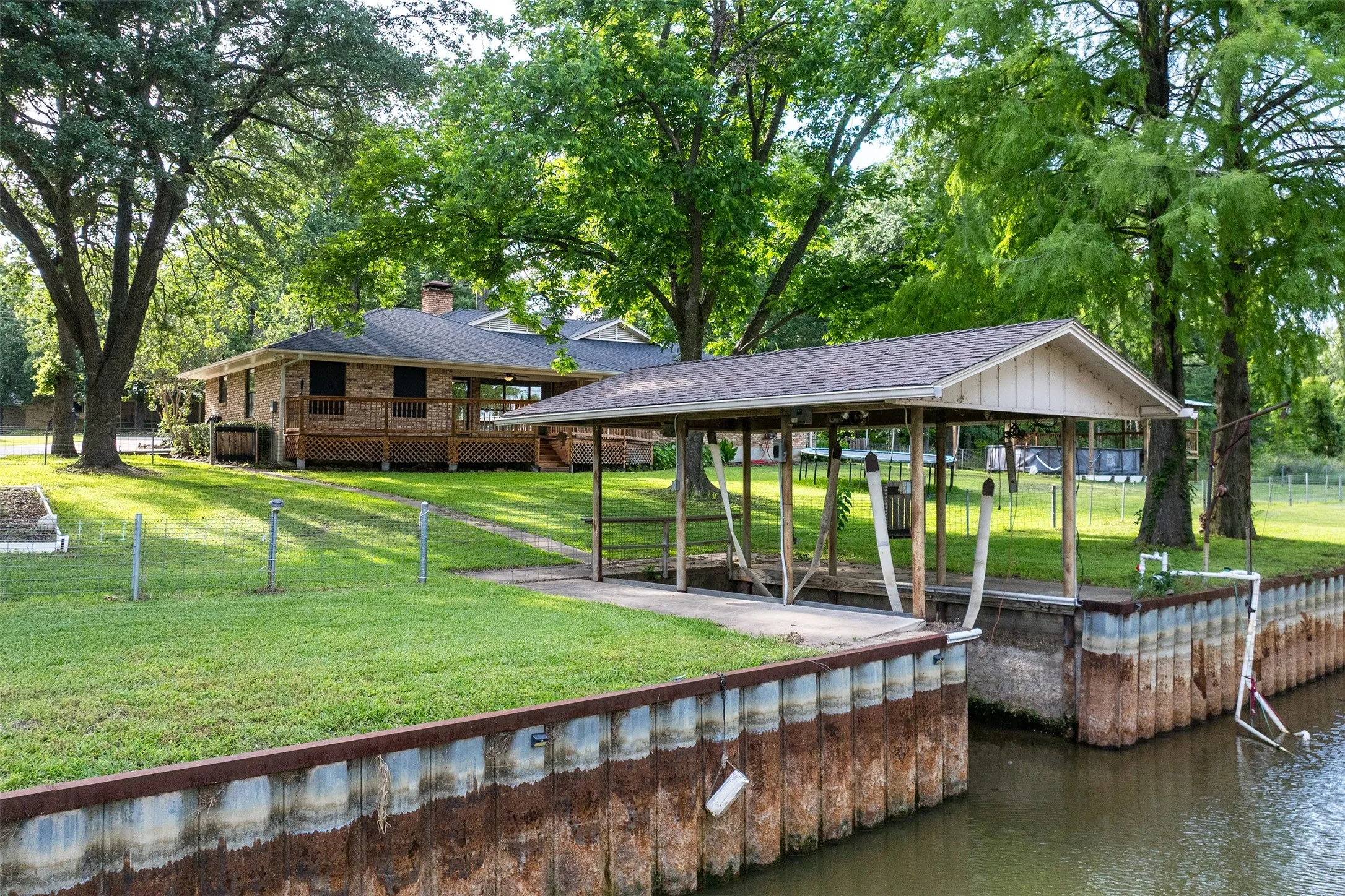 Single Family Residence For Sale in Henderson County , 118 Robin Hood Way, Gun Barrel City, Texas 75156, 3 Bedroom, 2 Bathroom, 2 Garage spaces, 2,184 Sqft, built in 1988, mls#21260604, Real Estate Agent in Gun Barrel City, Homes For Sale in Henderson county, Homes For Sale in Gun Barrel City, Realtor in Gun Barrel City Texas, Real Estate Brokerage Independent Realty Texas, Luminita Cordes Realtor