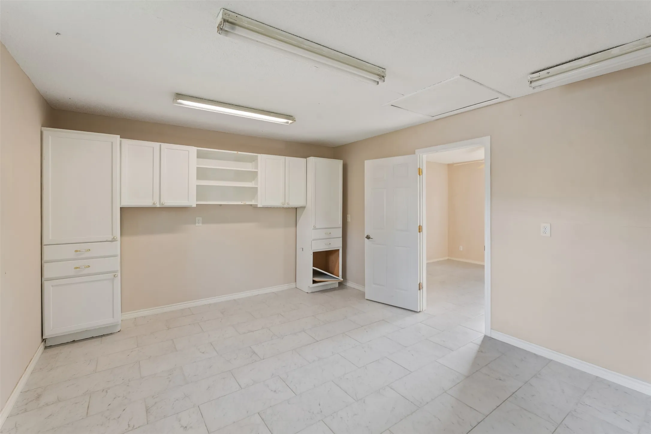 Single Family Residence For Sale in Henderson County , 118 Robin Hood Way, Gun Barrel City, Texas 75156, 3 Bedroom, 2 Bathroom, 2 Garage spaces, 2,184 Sqft, built in 1988, mls#21260604, Real Estate Agent in Gun Barrel City, Homes For Sale in Henderson county, Homes For Sale in Gun Barrel City, Realtor in Gun Barrel City Texas, Real Estate Brokerage Independent Realty Texas, Luminita Cordes Realtor