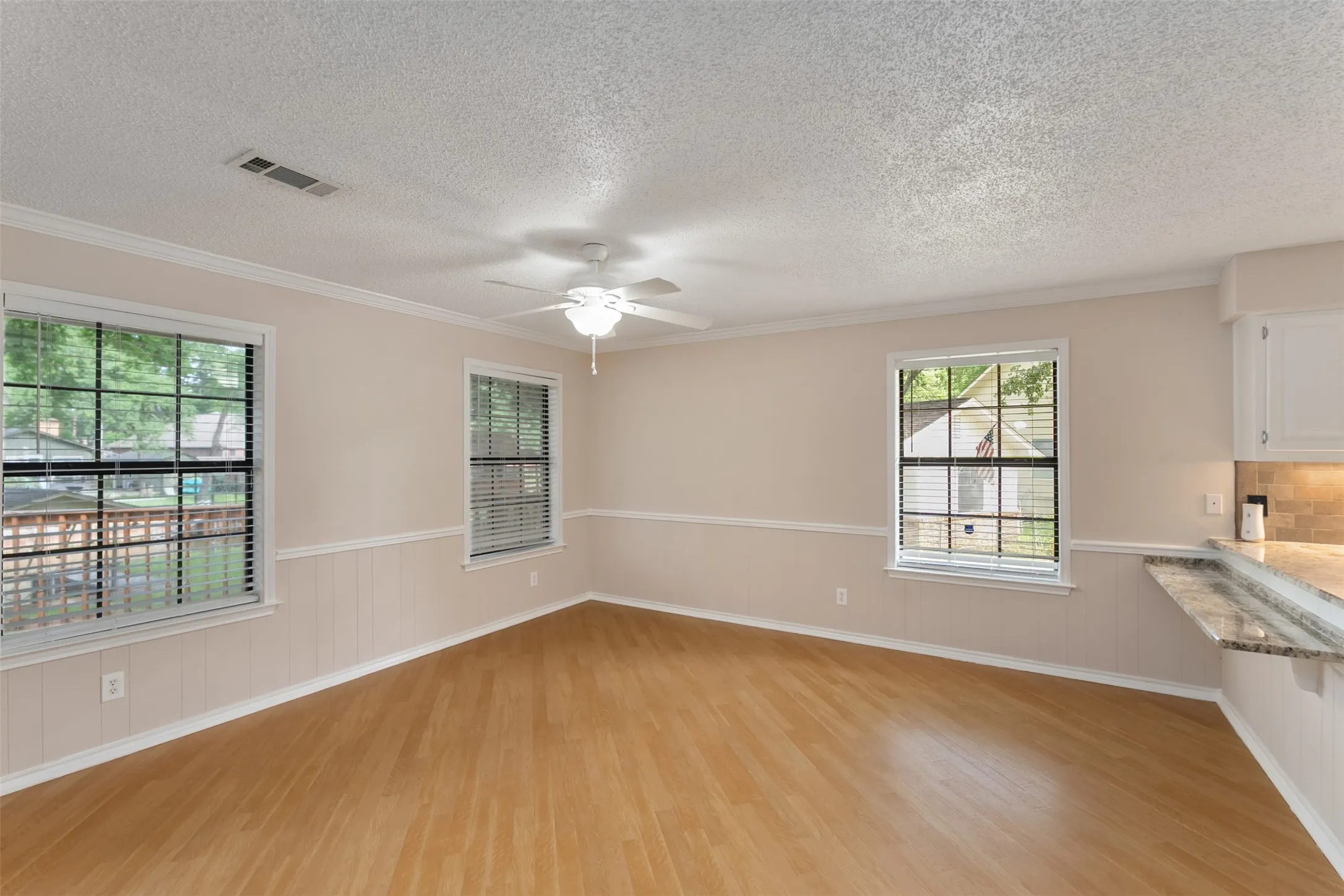 Single Family Residence For Sale in Henderson County , 118 Robin Hood Way, Gun Barrel City, Texas 75156, 3 Bedroom, 2 Bathroom, 2 Garage spaces, 2,184 Sqft, built in 1988, mls#21260604, Real Estate Agent in Gun Barrel City, Homes For Sale in Henderson county, Homes For Sale in Gun Barrel City, Realtor in Gun Barrel City Texas, Real Estate Brokerage Independent Realty Texas, Luminita Cordes Realtor