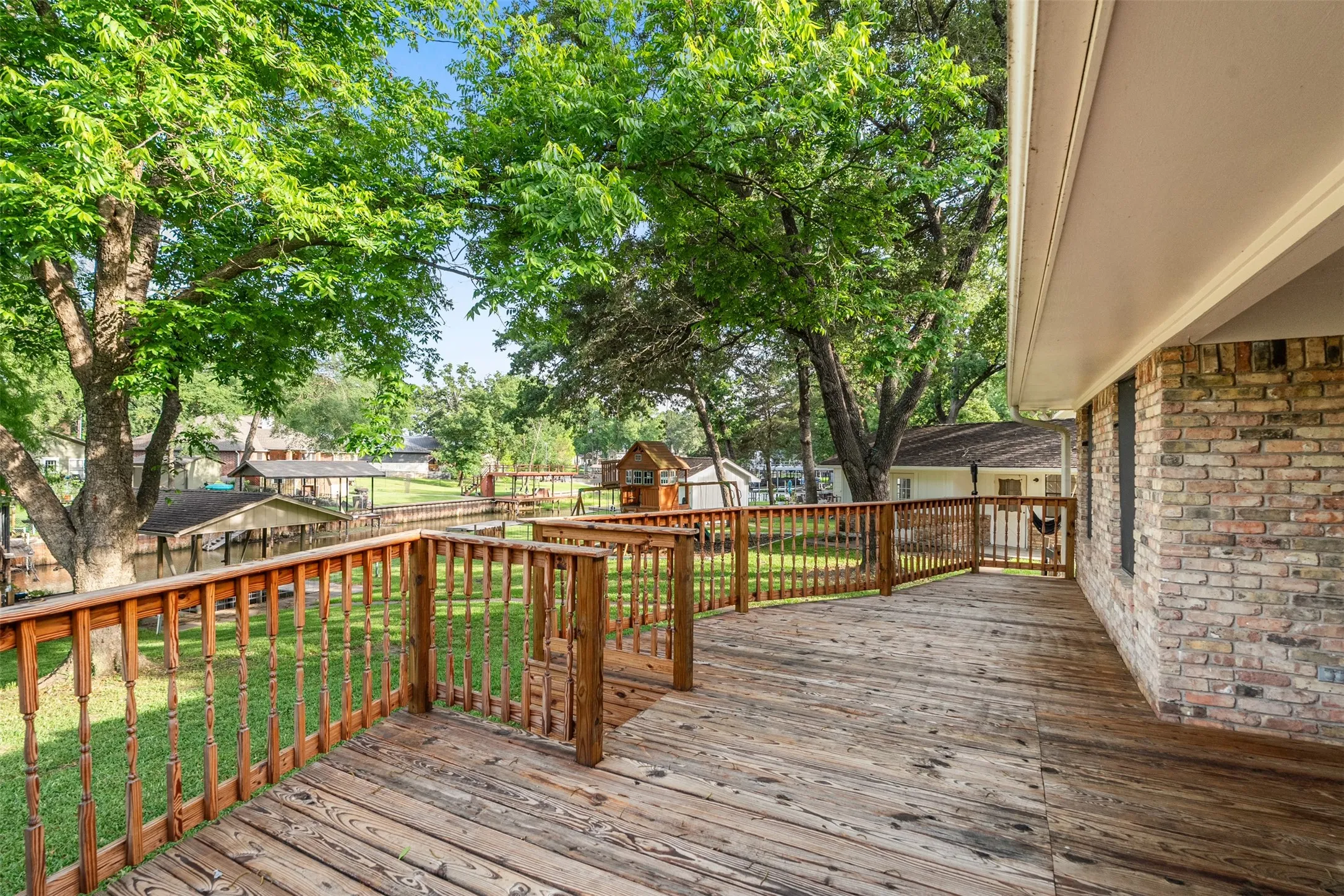 Single Family Residence For Sale in Henderson County , 118 Robin Hood Way, Gun Barrel City, Texas 75156, 3 Bedroom, 2 Bathroom, 2 Garage spaces, 2,184 Sqft, built in 1988, mls#21260604, Real Estate Agent in Gun Barrel City, Homes For Sale in Henderson county, Homes For Sale in Gun Barrel City, Realtor in Gun Barrel City Texas, Real Estate Brokerage Independent Realty Texas, Luminita Cordes Realtor