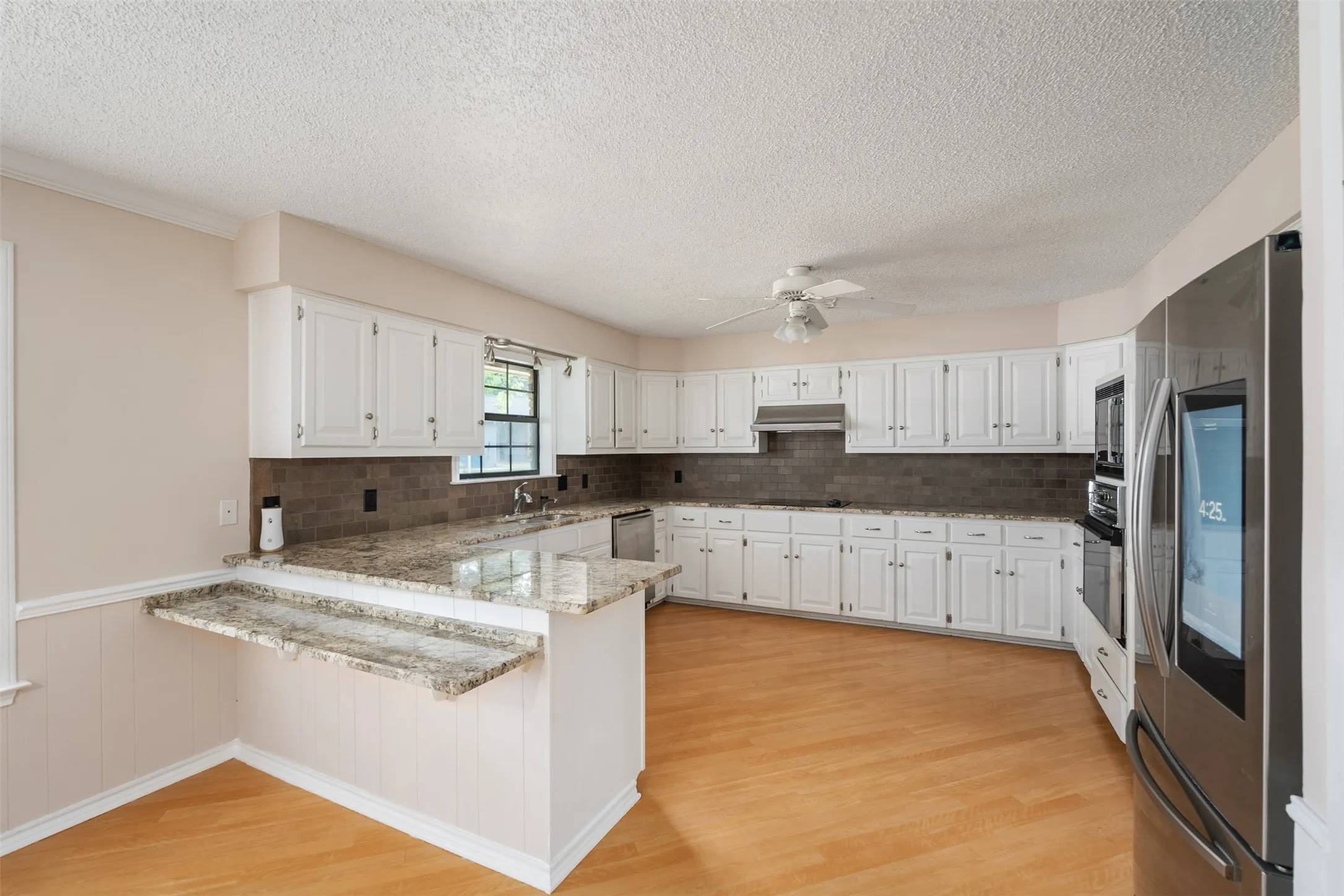Single Family Residence For Sale in Henderson County , 118 Robin Hood Way, Gun Barrel City, Texas 75156, 3 Bedroom, 2 Bathroom, 2 Garage spaces, 2,184 Sqft, built in 1988, mls#21260604, Real Estate Agent in Gun Barrel City, Homes For Sale in Henderson county, Homes For Sale in Gun Barrel City, Realtor in Gun Barrel City Texas, Real Estate Brokerage Independent Realty Texas, Luminita Cordes Realtor