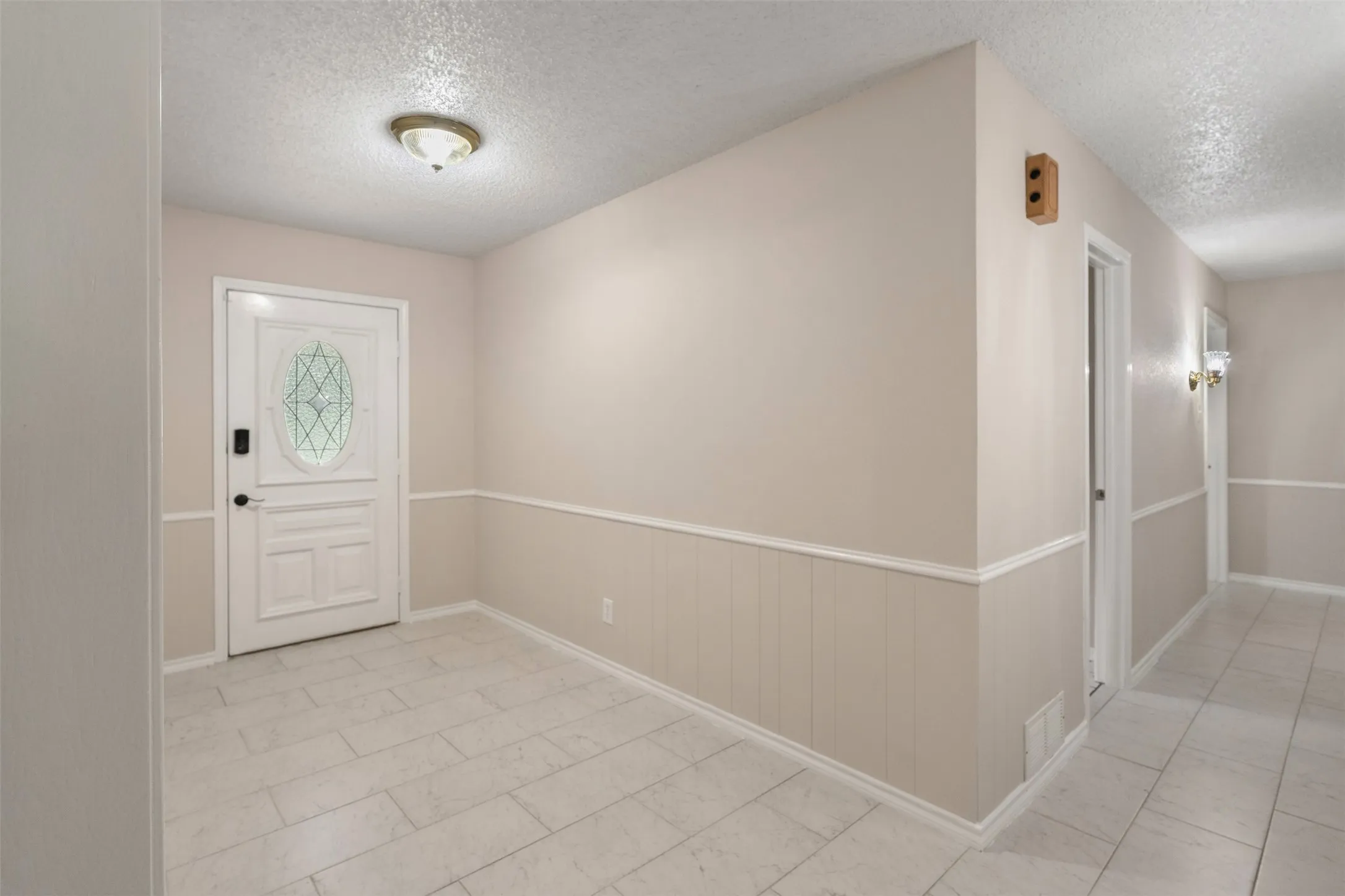 Single Family Residence For Sale in Henderson County , 118 Robin Hood Way, Gun Barrel City, Texas 75156, 3 Bedroom, 2 Bathroom, 2 Garage spaces, 2,184 Sqft, built in 1988, mls#21260604, Real Estate Agent in Gun Barrel City, Homes For Sale in Henderson county, Homes For Sale in Gun Barrel City, Realtor in Gun Barrel City Texas, Real Estate Brokerage Independent Realty Texas, Luminita Cordes Realtor