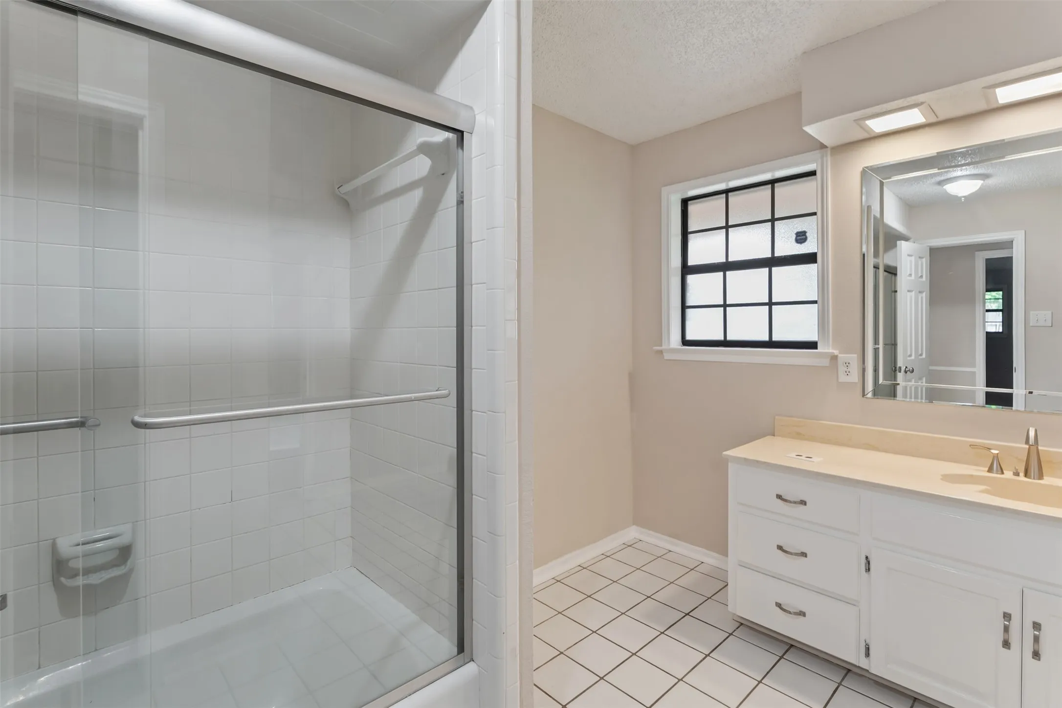 Single Family Residence For Sale in Henderson County , 118 Robin Hood Way, Gun Barrel City, Texas 75156, 3 Bedroom, 2 Bathroom, 2 Garage spaces, 2,184 Sqft, built in 1988, mls#21260604, Real Estate Agent in Gun Barrel City, Homes For Sale in Henderson county, Homes For Sale in Gun Barrel City, Realtor in Gun Barrel City Texas, Real Estate Brokerage Independent Realty Texas, Luminita Cordes Realtor