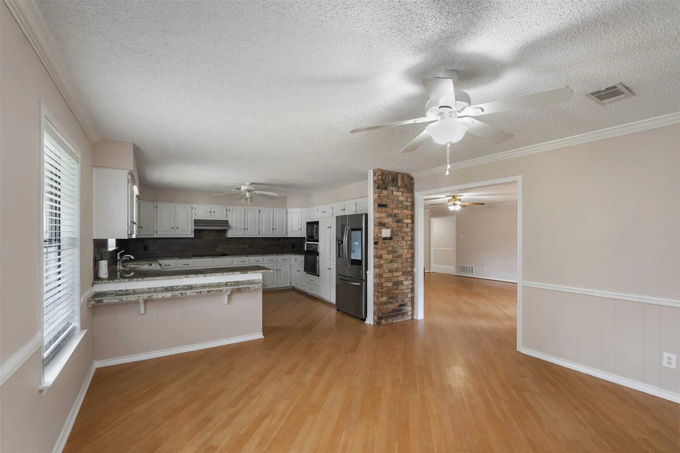 Single Family Residence For Sale in Henderson County , 118 Robin Hood Way, Gun Barrel City, Texas 75156, 3 Bedroom, 2 Bathroom, 2 Garage spaces, 2,184 Sqft, built in 1988, mls#21260604, Real Estate Agent in Gun Barrel City, Homes For Sale in Henderson county, Homes For Sale in Gun Barrel City, Realtor in Gun Barrel City Texas, Real Estate Brokerage Independent Realty Texas, Luminita Cordes Realtor