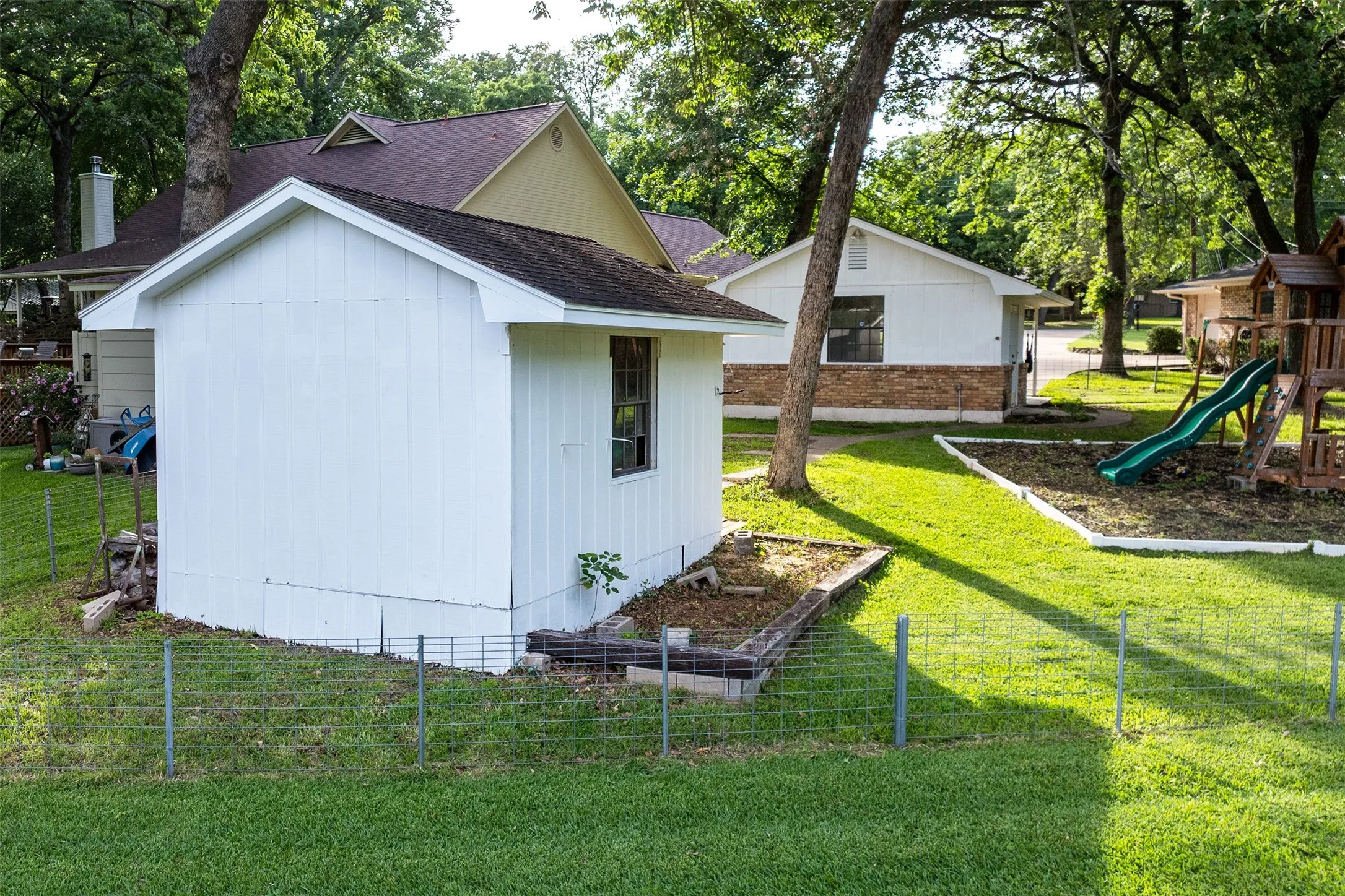 Single Family Residence For Sale in Henderson County , 118 Robin Hood Way, Gun Barrel City, Texas 75156, 3 Bedroom, 2 Bathroom, 2 Garage spaces, 2,184 Sqft, built in 1988, mls#21260604, Real Estate Agent in Gun Barrel City, Homes For Sale in Henderson county, Homes For Sale in Gun Barrel City, Realtor in Gun Barrel City Texas, Real Estate Brokerage Independent Realty Texas, Luminita Cordes Realtor