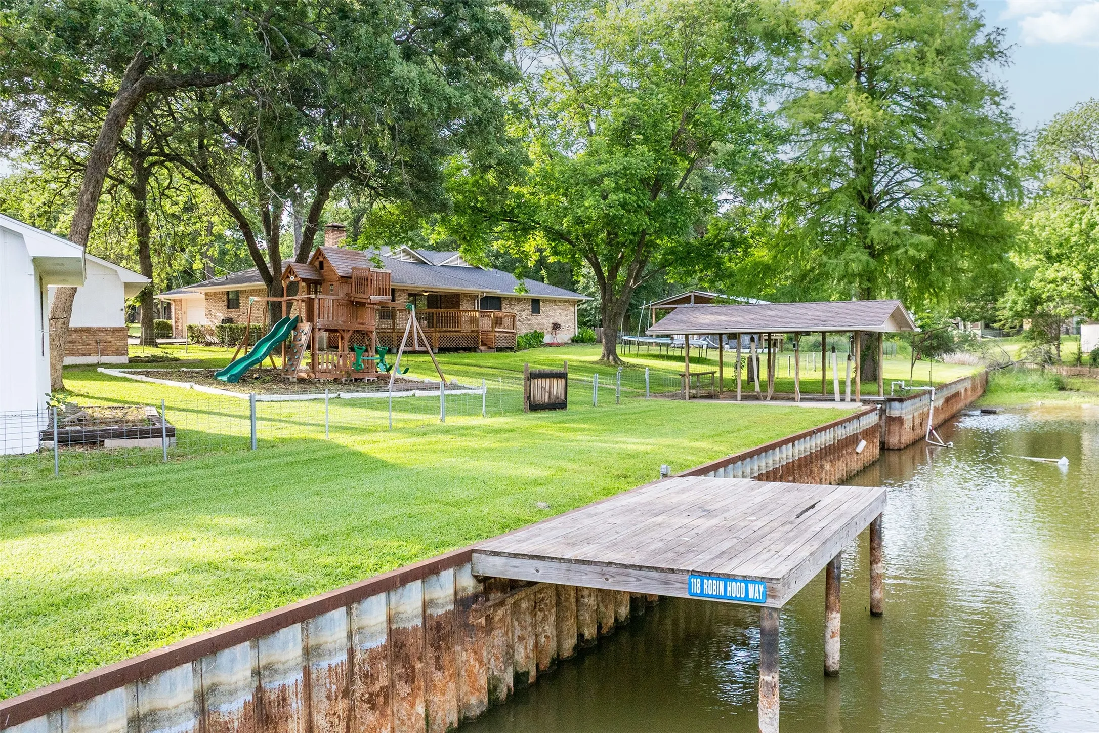 Single Family Residence For Sale in Henderson County , 118 Robin Hood Way, Gun Barrel City, Texas 75156, 3 Bedroom, 2 Bathroom, 2 Garage spaces, 2,184 Sqft, built in 1988, mls#21260604, Real Estate Agent in Gun Barrel City, Homes For Sale in Henderson county, Homes For Sale in Gun Barrel City, Realtor in Gun Barrel City Texas, Real Estate Brokerage Independent Realty Texas, Luminita Cordes Realtor