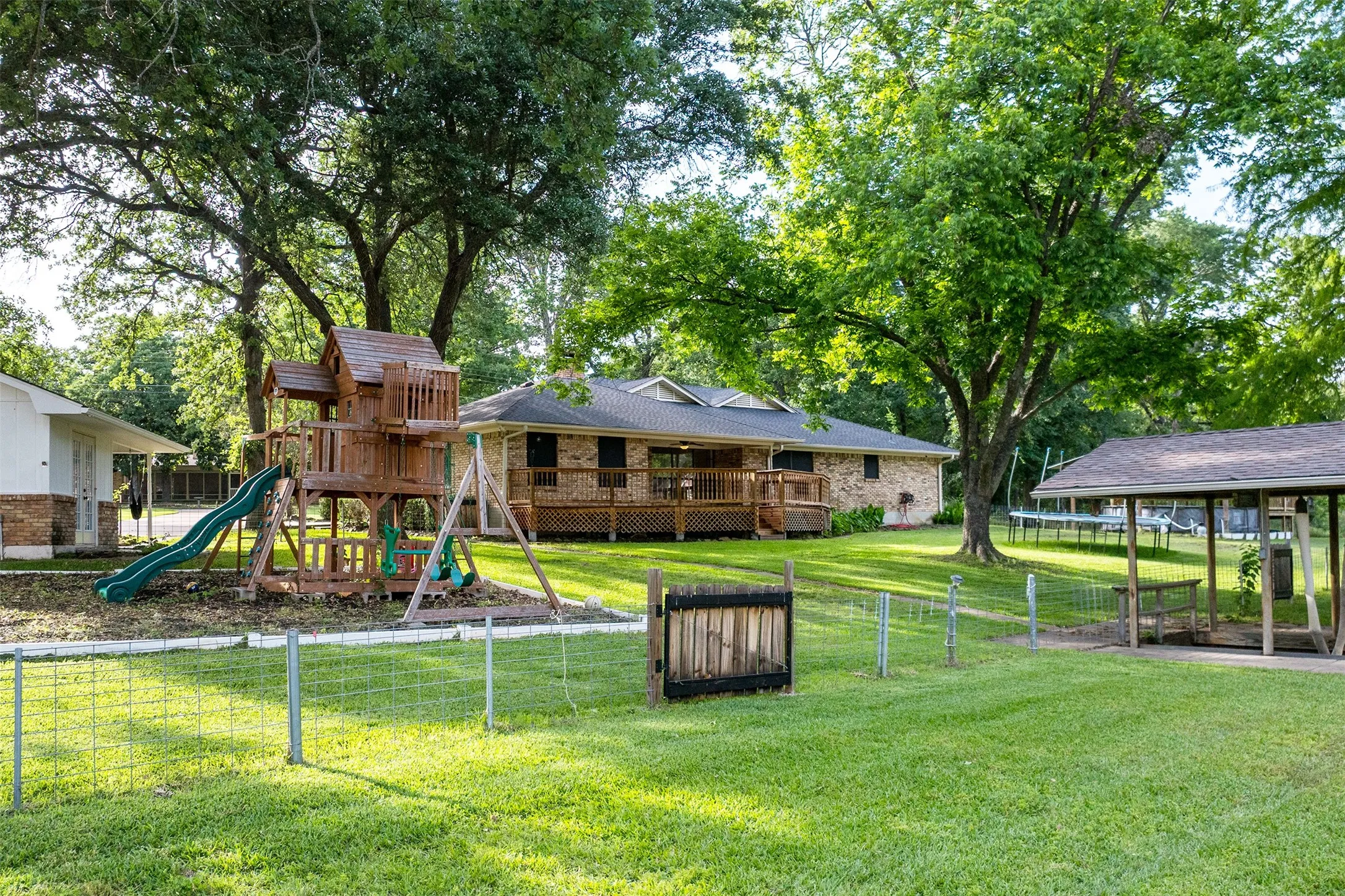 Single Family Residence For Sale in Henderson County , 118 Robin Hood Way, Gun Barrel City, Texas 75156, 3 Bedroom, 2 Bathroom, 2 Garage spaces, 2,184 Sqft, built in 1988, mls#21260604, Real Estate Agent in Gun Barrel City, Homes For Sale in Henderson county, Homes For Sale in Gun Barrel City, Realtor in Gun Barrel City Texas, Real Estate Brokerage Independent Realty Texas, Luminita Cordes Realtor